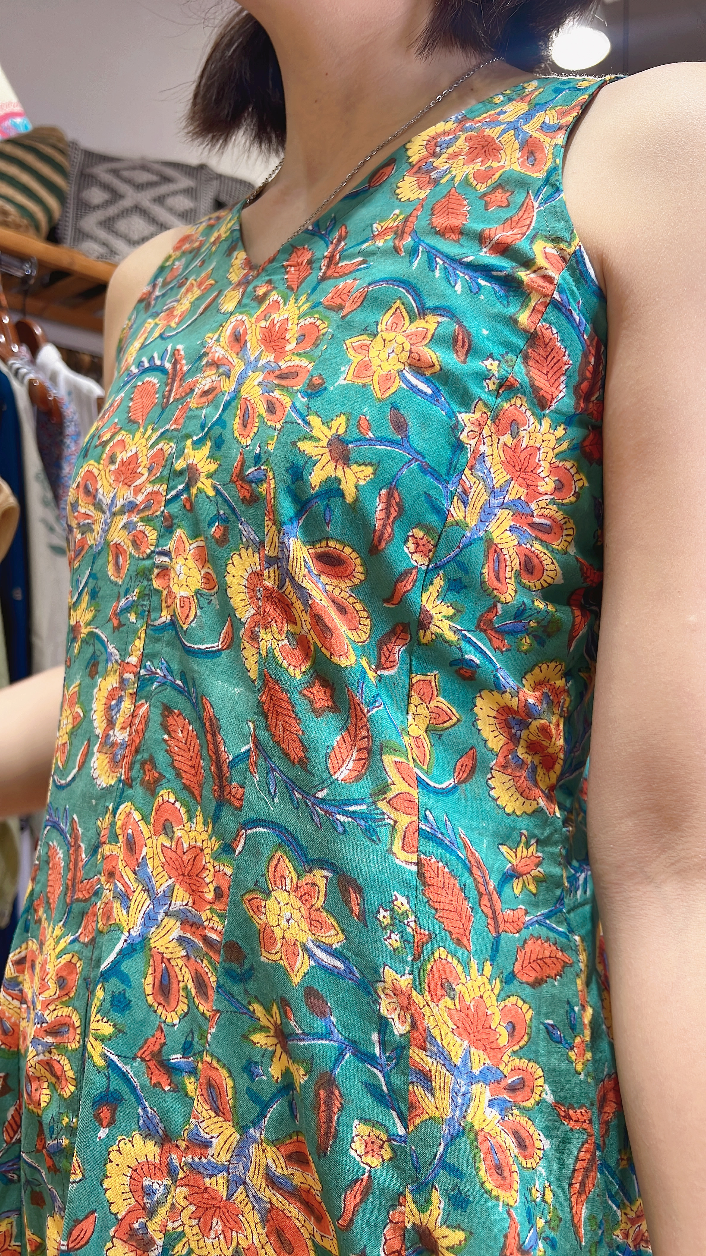 1968 Lake Green 12-Cloth V-Neck Watercolour Floral BP OP 44.5"