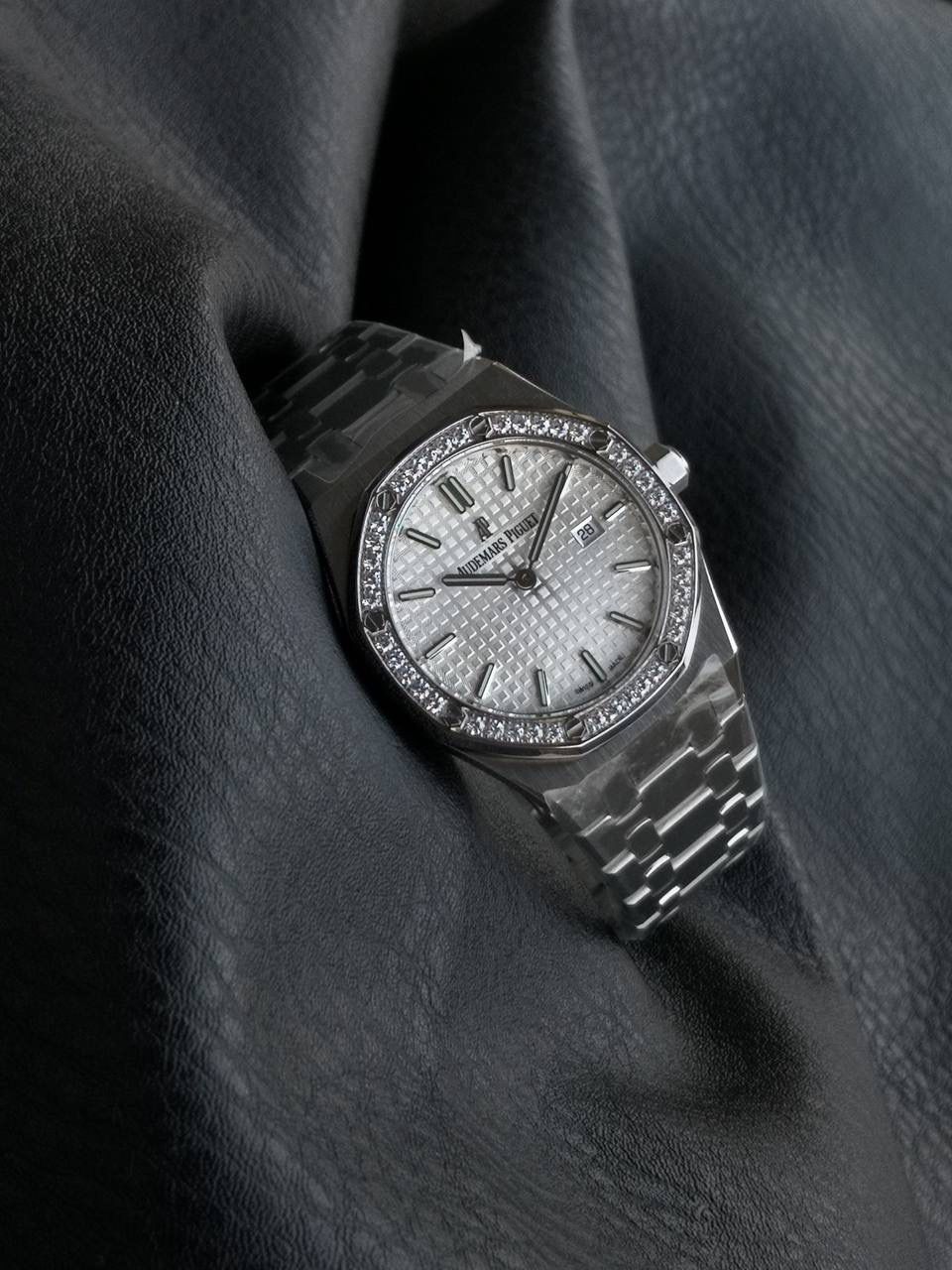 表壳厚度为7毫米，整体较为纤薄，使腕表佩戴起来更加轻盈，不会给手腕带来过多的负担。 皇家橡树67651延续了标志性的八角形表壳，展现了爱彼独特的工艺美学。每一处细节都经过精心雕琢，体现了品牌对完美的追求。 指针经典：采用皇家橡树指针，这种指针形状独特，宽大且线条流畅，具有较高的辨识度，与表盘的整体风格相得益彰，为腕表增添了一份优雅与大气。