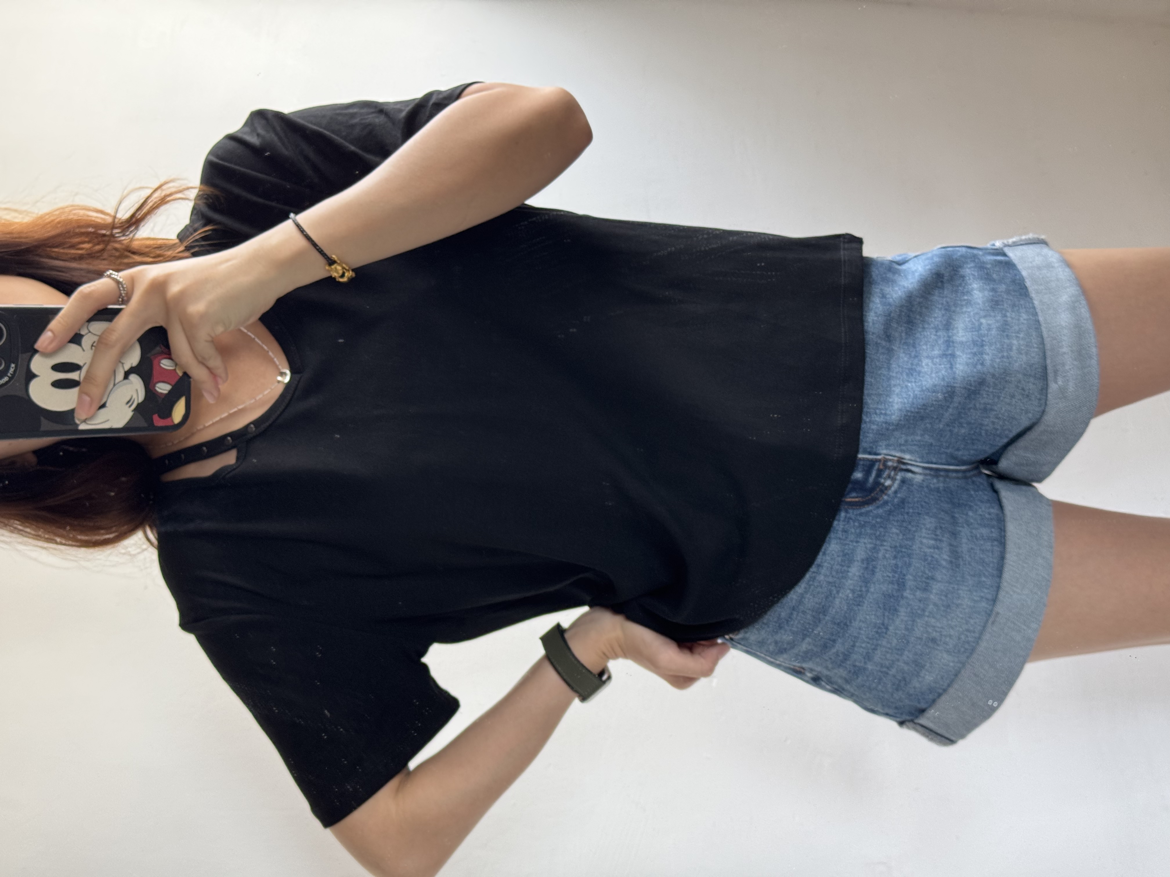 窩釘小V領穿洞Tee