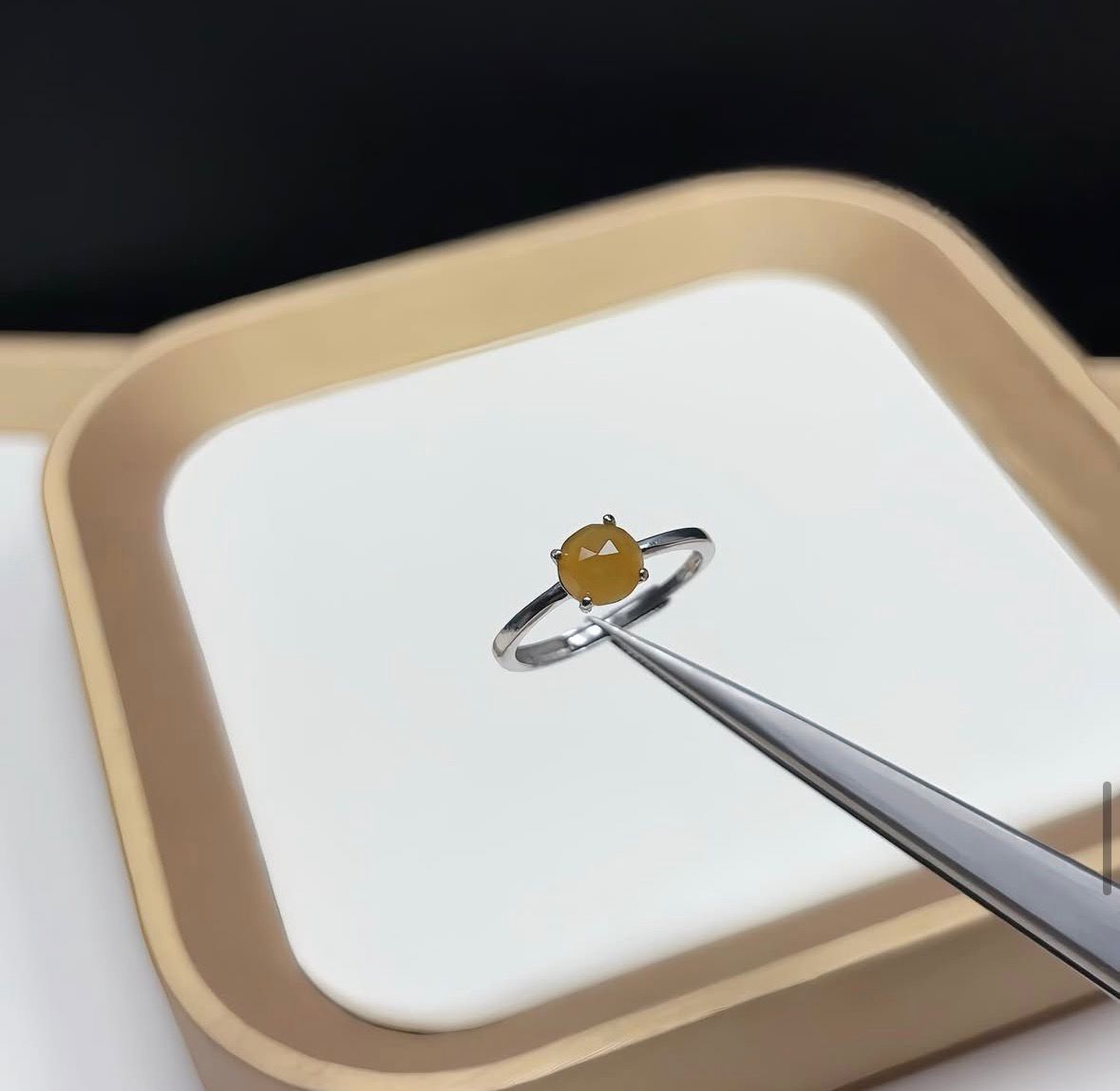 菱格面黃翡蛋面銀鑲戒指