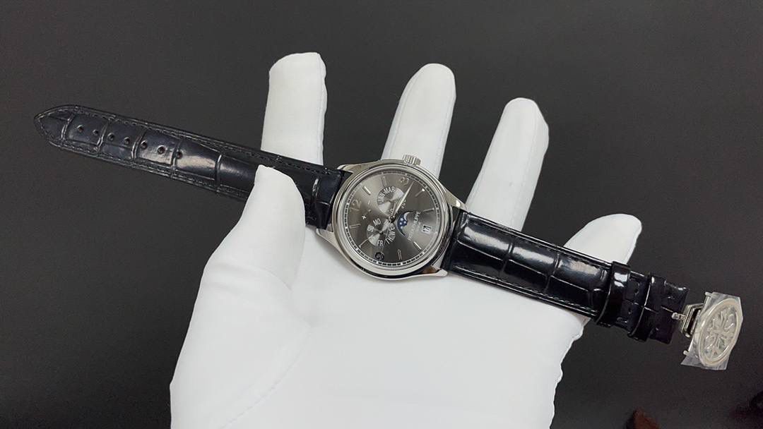 🌐新款到货🌐 百达翡丽最热门款式，PP复杂功能计时系列5146R 5147。功能方面的巧妙构思，外观上的合理布局，以及优越的机芯性能，无一不体现出百达翡丽大师们的独特设计，一件经典的艺术品。 采用39mm表盘直径，高性能Cal.324自动机械机芯，具备年历，日期，月份和月相显示功能，提供了强大的时间衡量功能，表盘设计中心大秒针，是时间易于读取。 相信这样的一款腕表会是很多爱表人士所梦寐以求的，但是就如它水中月的意象一样，可遇而不可求，所以，如果有个机会出现在你面前，那么就好好珍惜吧。