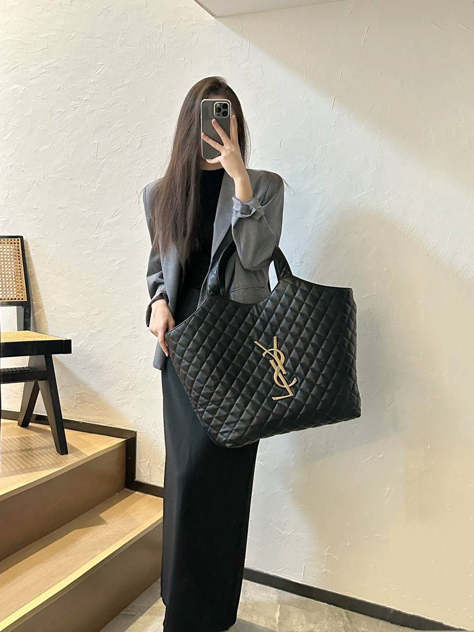 销量王🔥预定月底⏰ ys1 Icare bag超大tote 今年最火的大包一定是它！ 超夸张的大logo确实很大胆 前后两片无裁切的大羊皮 你们就知道用料需要多高的成本了 据我所知，很多家已经在偷偷更换便宜的材料... (因为它足够火，皮料对不对版他们都能卖... ) 我们来晚了，价格上也做出让利 先让你们看看我们对这个牌纸的用心程度💕还是那句话吧，我们只用原厂皮，只做原版开发，只做最高版本，只做正确版❗️ 58×43×8cm698651m