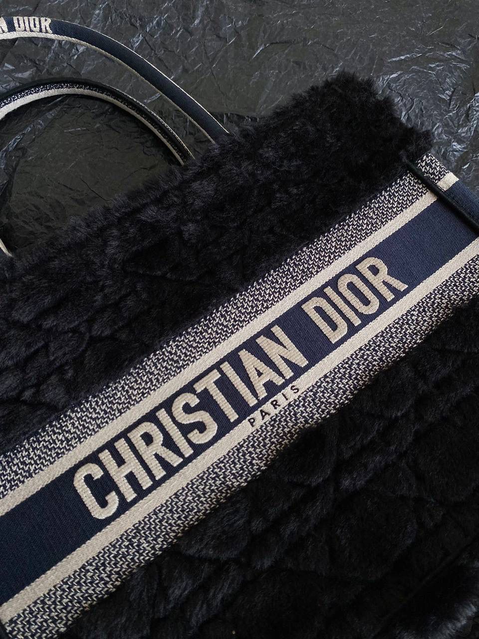 🈶黑蓝中号 𝗖𝗗 𝗕𝗼𝗼𝗸 𝗧𝗼𝘁𝗲 毛茸茸 最新冬季款简直不要太可爱呀🥹❤️ 皮毛一体的切割工艺，真的绝美 软乎乎的手感，暖暖的绒毛太治愈了 自带温柔属性的贵气氛围感，还很显嫩 磕到我心巴上了，忍不住心动一万次 秋冬战包的第一只，必是它！冲鸭😎🖤 36×27×16cm