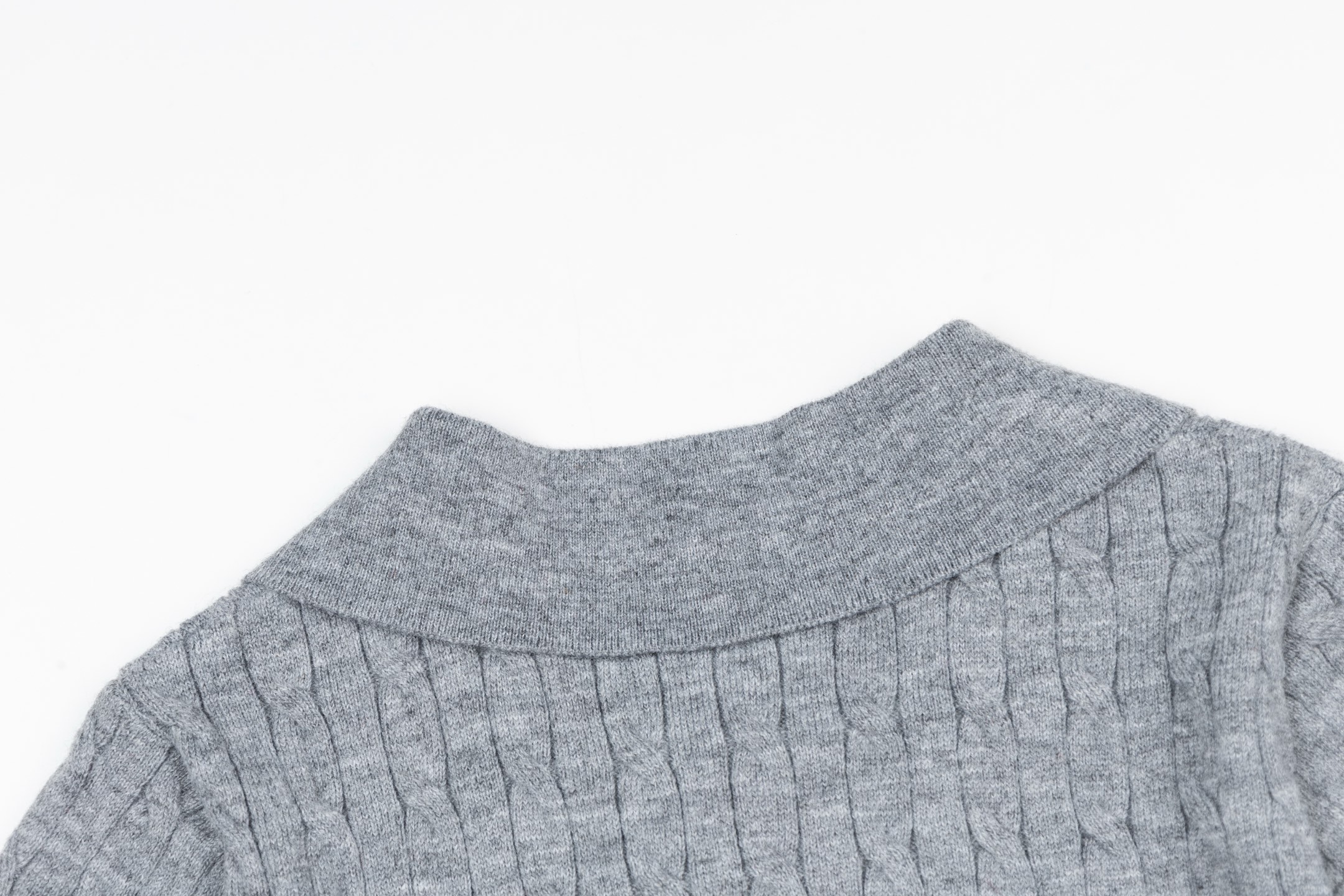 Mardi Mercredi Flower Embroidery Cable Short Sleeve Knit