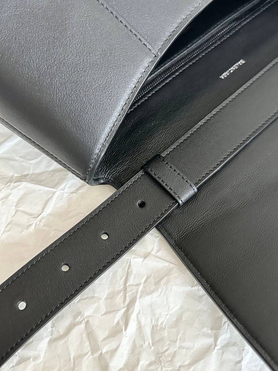 经典款🔥中号平纹黑枪(m/32cm)🐈‍⬛ ba1enciaga 横空而出的Downtown沙漏包 整个包身是软趴趴的感觉 就是大写的随性慵懒时髦感 可以斜挎也可以调短肩带腋下背 加上巨无霸的容量，时髦女孩的通勤包有了 软皮质感头层牛皮➕经典全钢B字扣五金 还是要着重强调一下咱家的B字logo刻印 清晰度全网独家⚠️品质是不需要你们担心的 请务必认准高版本❗️ 中号s：30×17.3×10cm671353m 大号m：32×20.8×15.5cm671354m