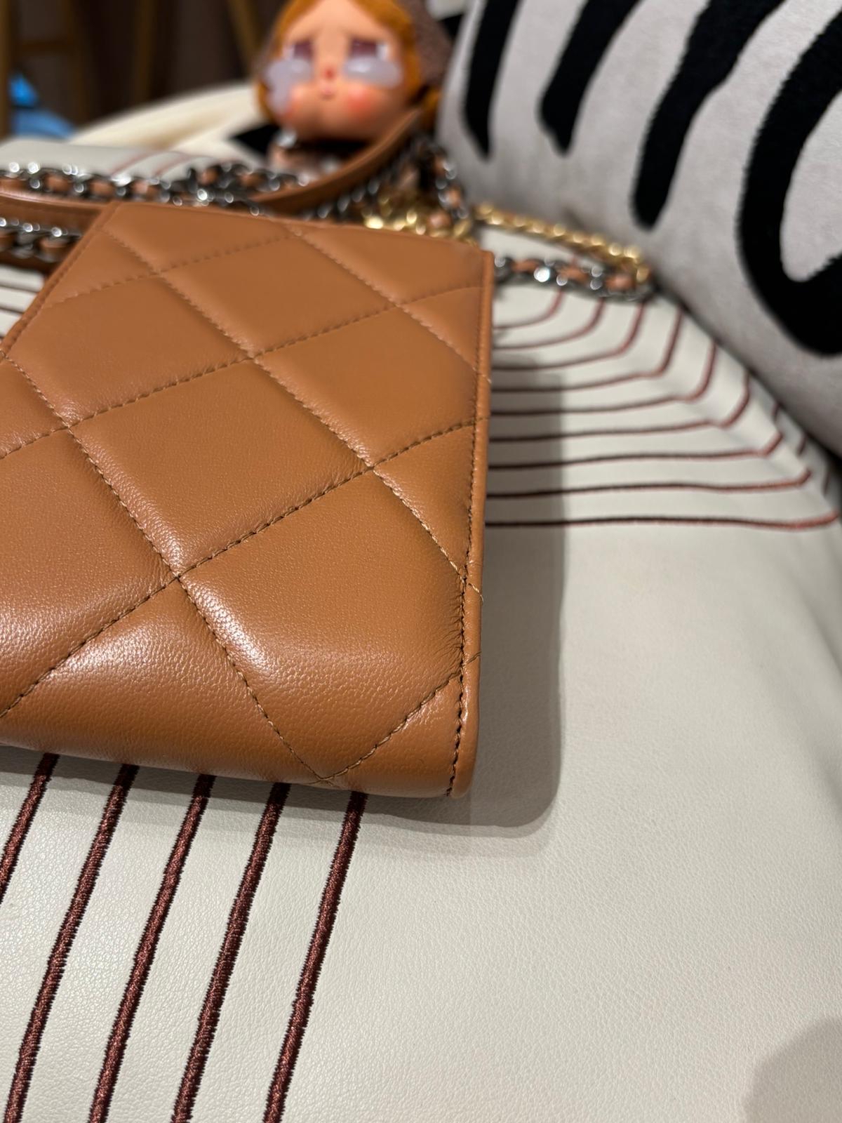 Chanel 19 clutch with chain phone woc 100%Authentic ,98%new ✅專門店收據✅晶片✅dust bag✅box 