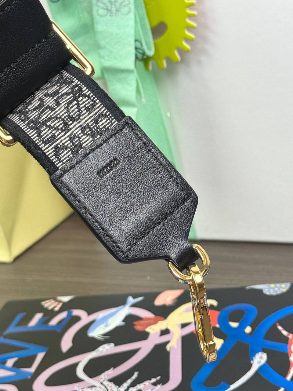 👉🏻升级版肩带【黑金】✅ 𝐀𝐧𝐚𝐠𝐫𝐚𝐦 刺绣肩带「黑金」 👈 全新升级上线♻️ （长度可调节） 编码：182323