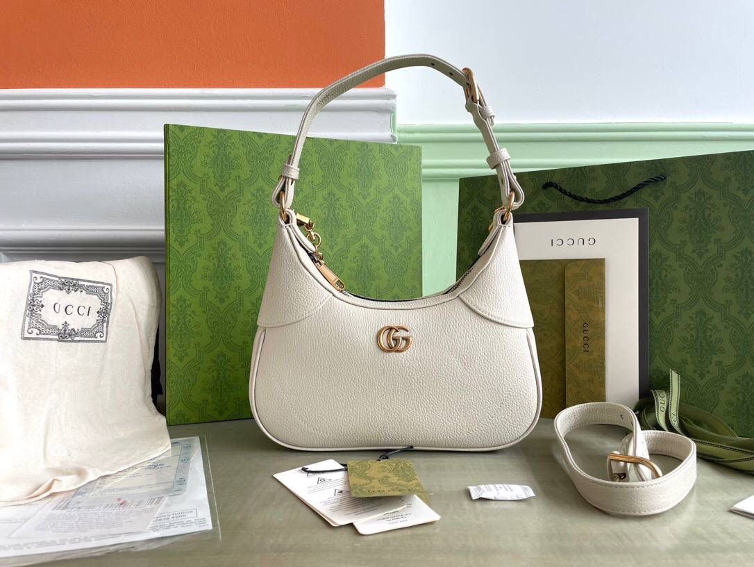 独家特级正品。G731817尺寸：25x19x7cm！Cosmogonie)系列在意大利历史悠久的蒙特城堡亮相。这一全新的新月造型小号肩背包从品牌典藏元素汲取灵感，采用柔软皮革材质呈现，并饰有在20世纪70年代亮相的双G标志🔥🔥 它配有两条可肩带 可调节肩带（55厘米高） 可拆卸链式肩带（26厘米高）