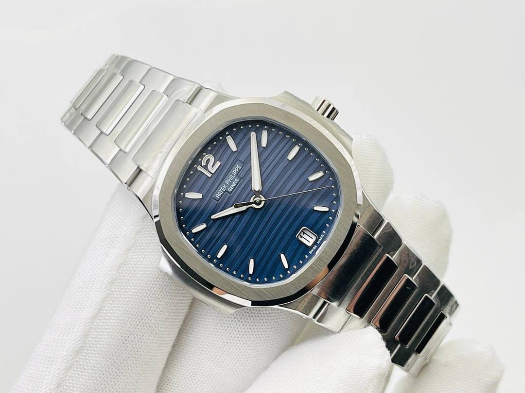 百达翡丽鹦鹉螺女款腕表PP7118强势来袭！ “324”机芯最高版本““到货”” 唯一媲美正品的副本！ 正品完美互换真正Cal.324C一体29钻机芯！ 全新订制版百达翡丽专Cal.324SC自动上链机芯。史无前例厚度和正品一致完全实现。整机根据真正的Cal.324SC机芯设计-1:1尊重原厂设计，傲视市面上一切副本百达翡丽。 机芯尺寸“27.0mm”厚度“3.3mm”动力存储“45小时”数据正品一致！ 腕表尺寸34MM，厚度8.3MM，全网最薄！ “没人能拥有百达翡丽，只不过为下一代保管而已。”