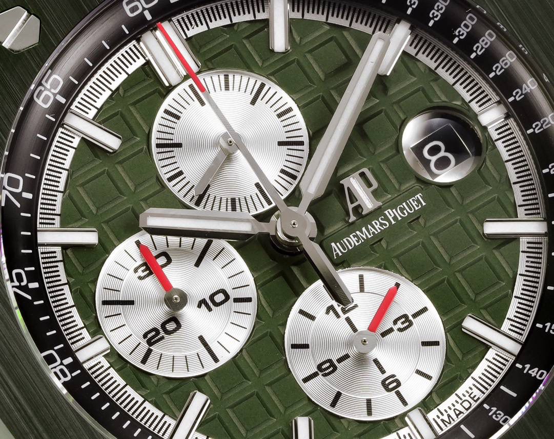 🚀皇家橡树离岸型26400/26238/26470系列正式登场！款式最全，做工最好的爱彼计时款腕表来了，有做工好的顶级货😍💯廉价的小厂货就别去考虑了！ 1，机芯采用12位小秒的定制版3126计时机芯，完美还原原版所有功能。经过精密打磨，大大加强了其稳定性。 2，其中碳纤维系列表壳采用全新碳纤维复合材料——「Carbon TPT® B.4」打造，这种高科技材料比常规 Carbon TPT® 密度提高4%，纤维硬度提升15%，树脂强度提升30%，材料结构经过各项异性优化，保持轻盈同时无比坚韧，提供迄今最强的抗冲击性能。 3，字面颜色均采用目前最先进电镀技术，非几年前的简单喷漆技术。每一个巧克力格纹装饰，通过CNC级别打磨，无限接近原版。 4，同步原版搭载微微活动头粒，胶带采用进口氟橡胶材质，皮带采用美洲鳄鱼皮材质，更加耐磨耐造。