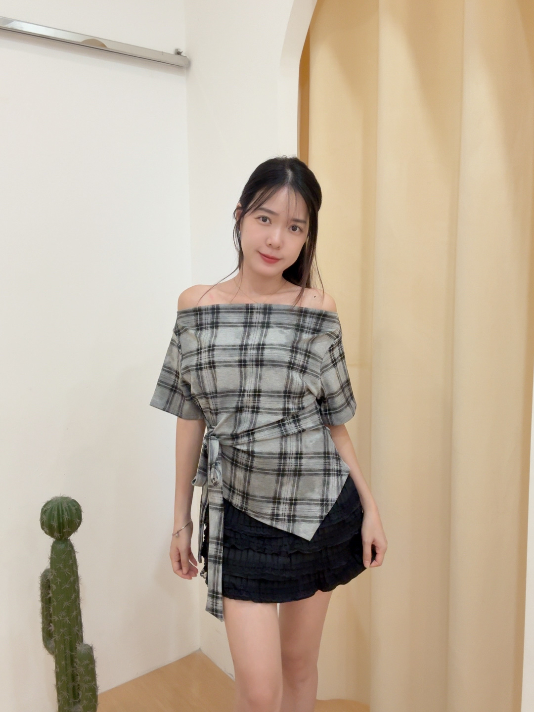复古格纹露肩不规则绑带上衣 R3059
