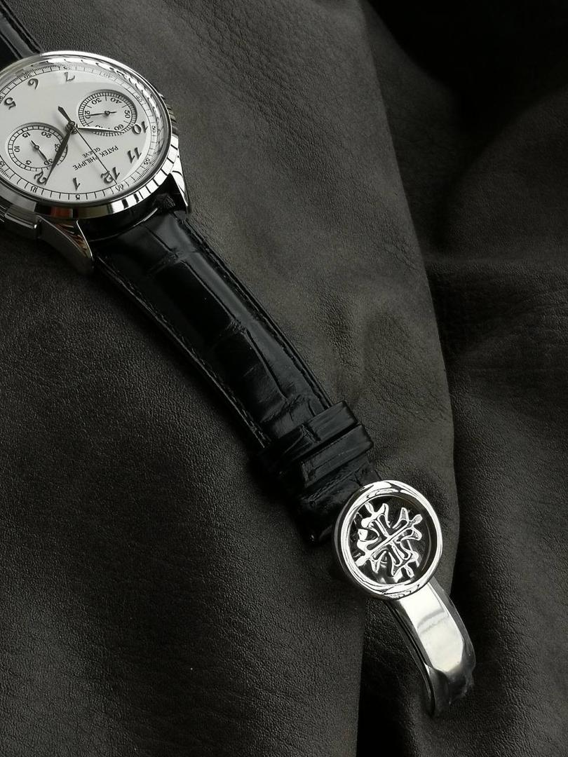 百达翡丽复杂功能时计5170G多功能腕表，堪称腕表精品当中的精品！😍✨🔥 腕表直径为42毫米，作为一款男士腕表，它的表盘大小适中。为我们奉上对称的美感，整个表盘的布局大方得体，包括了如此之多的功能的同时，又不会让人觉得繁杂。 机芯采用了7750机芯完美还原正品诸多功能，提供了强大的时间衡量功能。意大利牛皮表带，专属的灯笼扣，任何季节，任何场所，任何职业人均适合佩戴，让手腕佩戴得更舒适，让气质绽放。此款腕表具有30米防水功能，满足大众日常生活，休闲度假必备腕表。 百达翡丽5170G可以说是腕表中的精品，功能方面的巧妙构思，外观上的合理布局，以及优越的机芯性能，无一不体现出百达翡丽的独特设计，一件经典的艺术品，一件完美的收藏品。