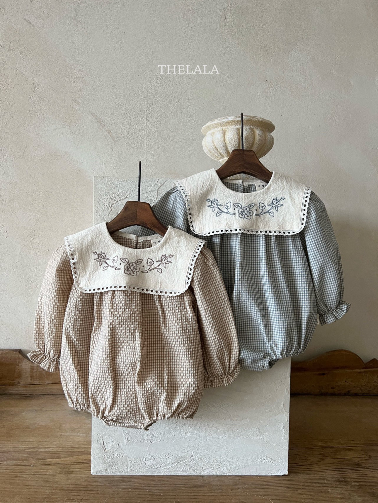 🌸預訂 韓國直送🌸🇰🇷THELALA兩色花卉刺繡方形翻領格紋長袖包屁衣