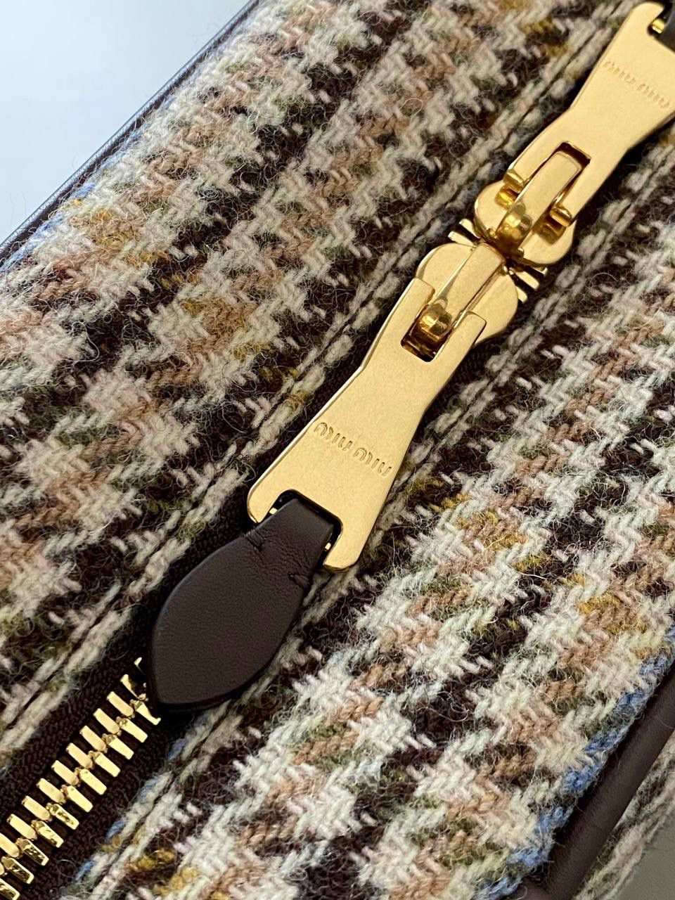 🈶可可棕·格子呢 𝗠𝗶𝘂𝗠𝗶𝘂公文包 | 大爆款 百年经典千鸟格👀康康谁还没有 爱上miu的快乐，就是不断创新 不断惊喜 公文包造型从纯色到拼皮 帆布 麂皮再到千鸟格 每一版都能打 能爆，真的杀疯了 34×23×10cm，#F0020m