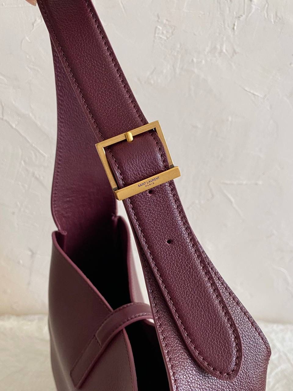 【已更新最新细节⚠️】 ys1 hobo bag腋下包酒红色🫘 我和你们说，这只包看着普普通通 但是上身是真的很好看！ 第一次看到他们家有这种慵懒的腋下包 整个包都是柔软的原厂胎牛皮 又轻容量又大，真的很～～好背 这只包的灵魂在于圆滚滚中又有型 市场很多做得太挺括硬朗，那种货打咩啊❌ ZP开发⚠️全套包装哦～ 23×22×8.5cm713938m