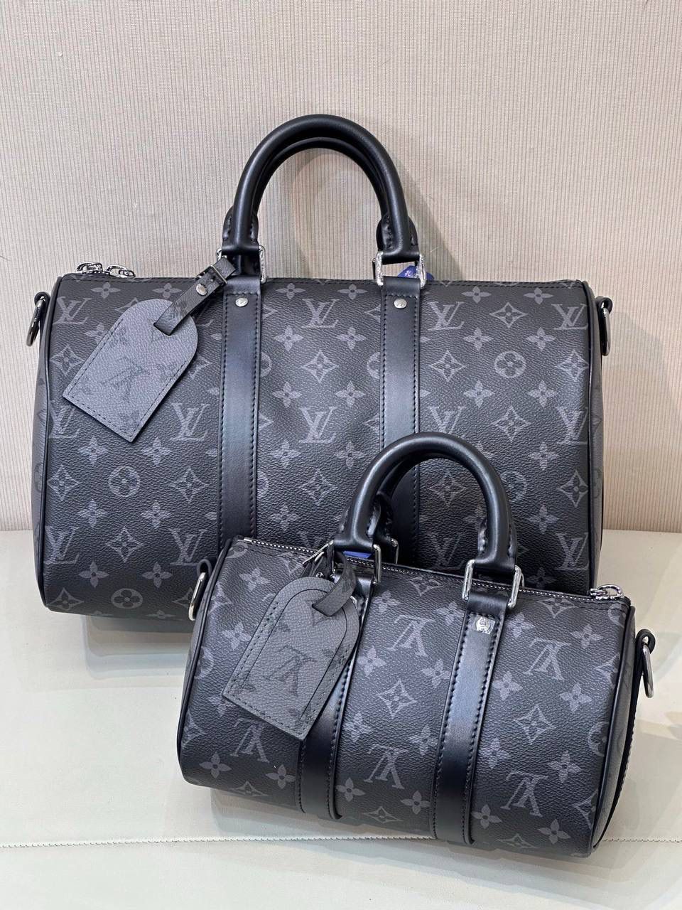 LV Keepall 黑老花系列 🖤✨ 潮男最爱款，男女都能背 😎 低调黑老花拼灰色，帅气又百搭， 小巧但很能装，随便一背就很有型，凹造型神器 💯 经典 Eclipse Reverse 帆布，老花两侧倒置设计，低调中带一点小巧思～牛皮包边＋宽肩带，背重也不累 👍配皮革手柄＋可拆可调节肩带，手提、肩背、斜挎都行 📏 尺寸 小号：25 × 15 × 11 cm 中号：35 × 17 × 21 cm