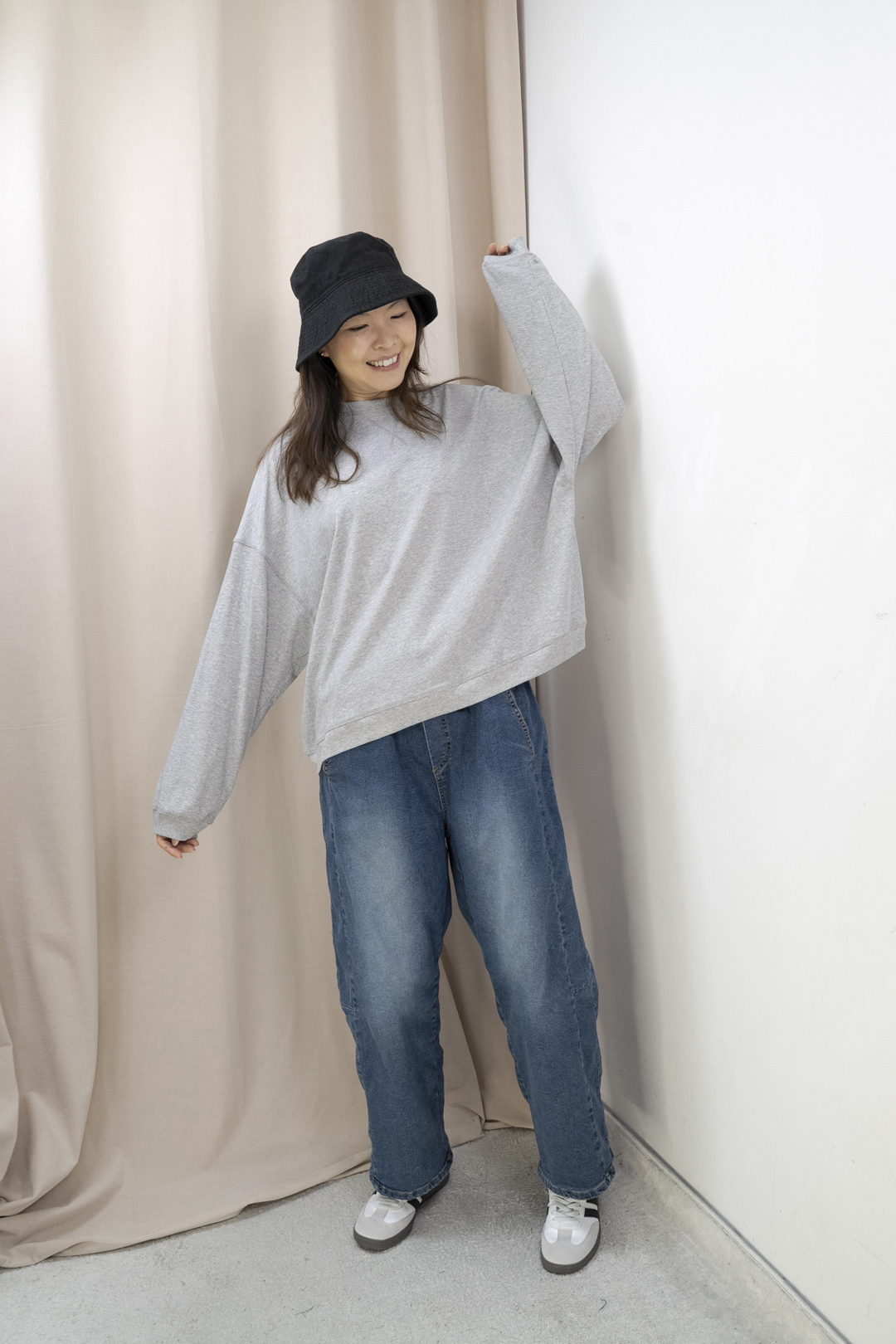 輕軟薄倒三角造型明線上衣（淺灰色）