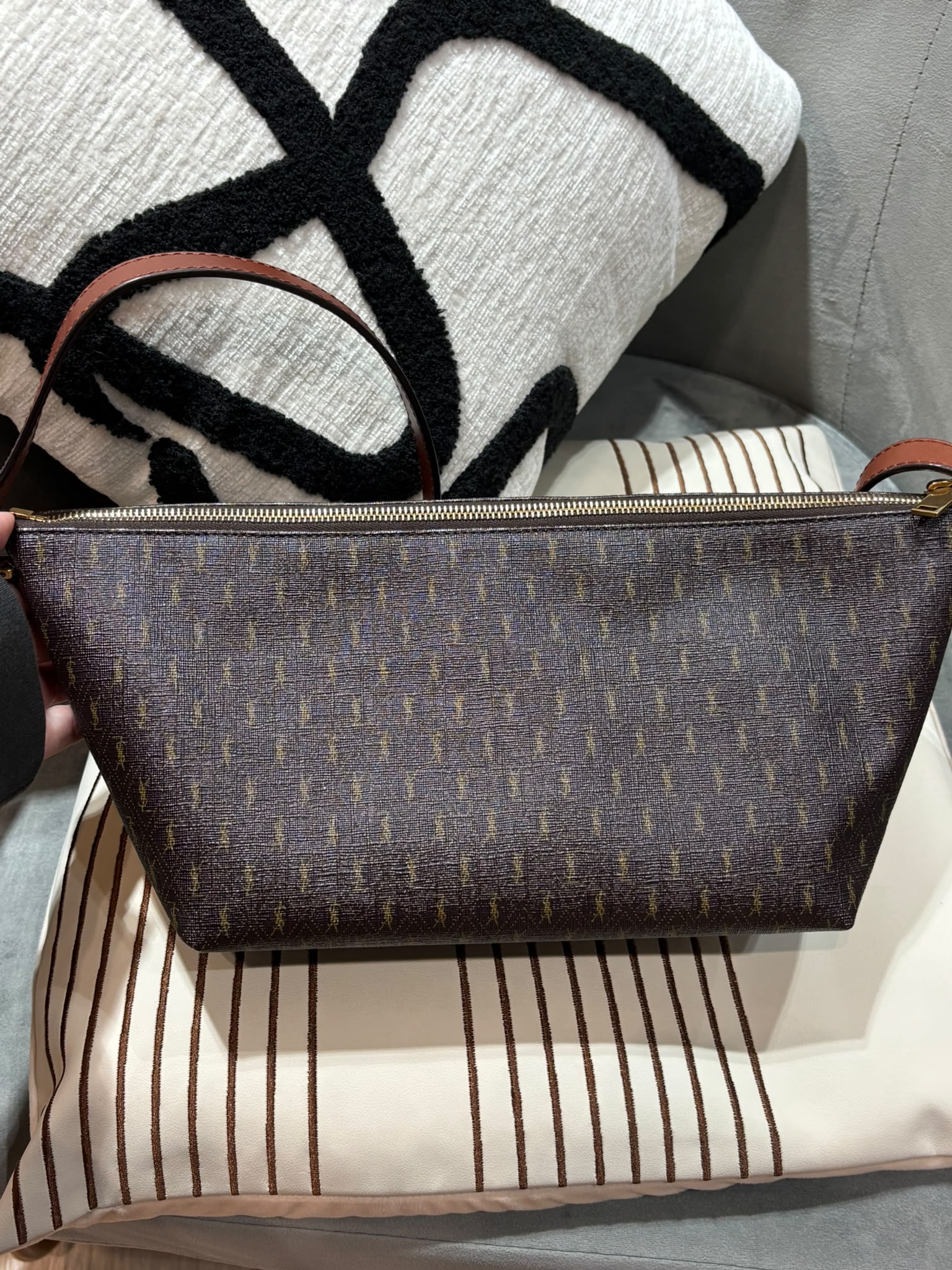 Saint Laurent monogramme ysl hobo bag  100%Authentic, 95%new