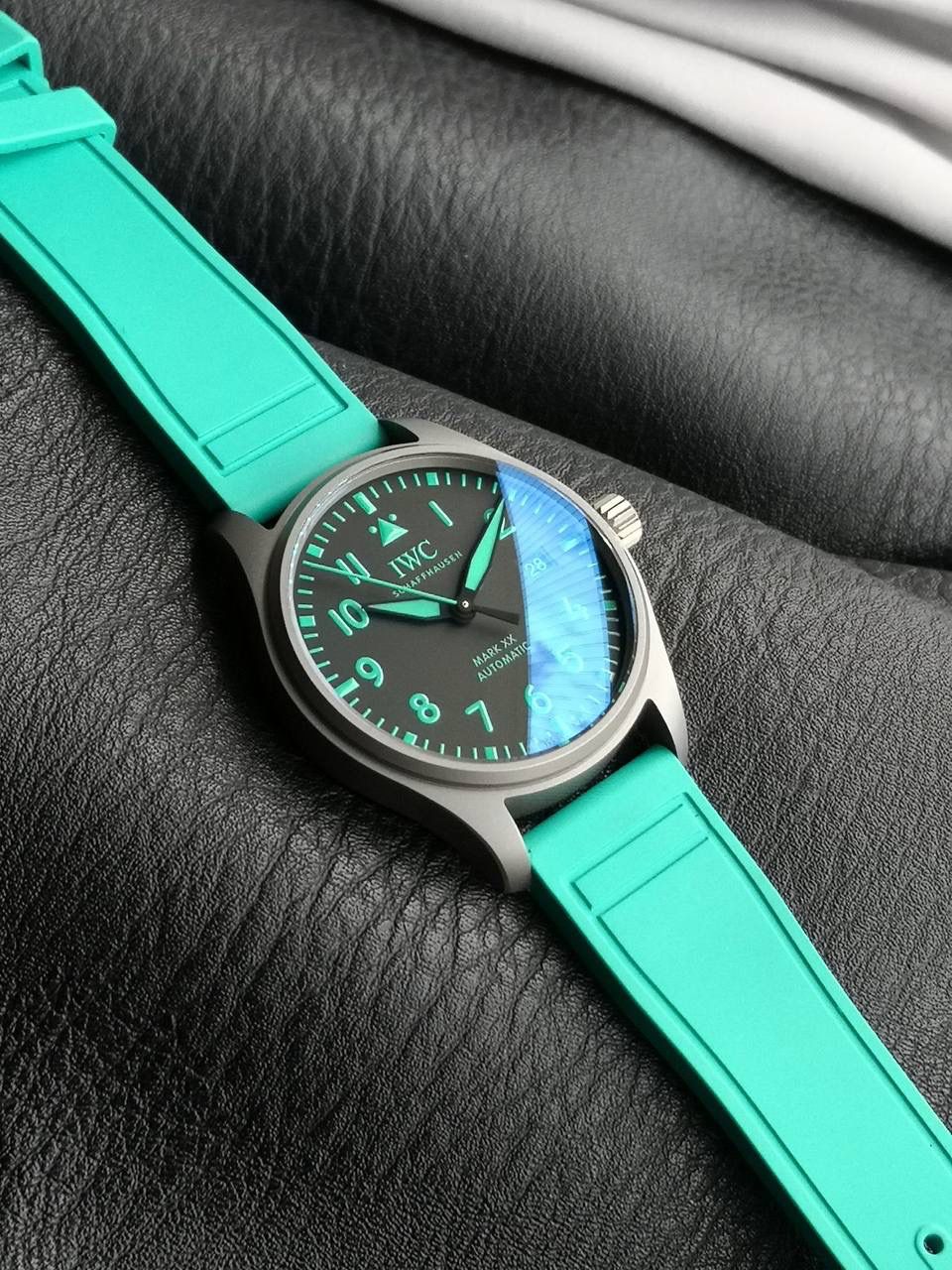 IWC 万国表 Mark XX 飞行员腕表 蒂芙尼蓝橡胶表带