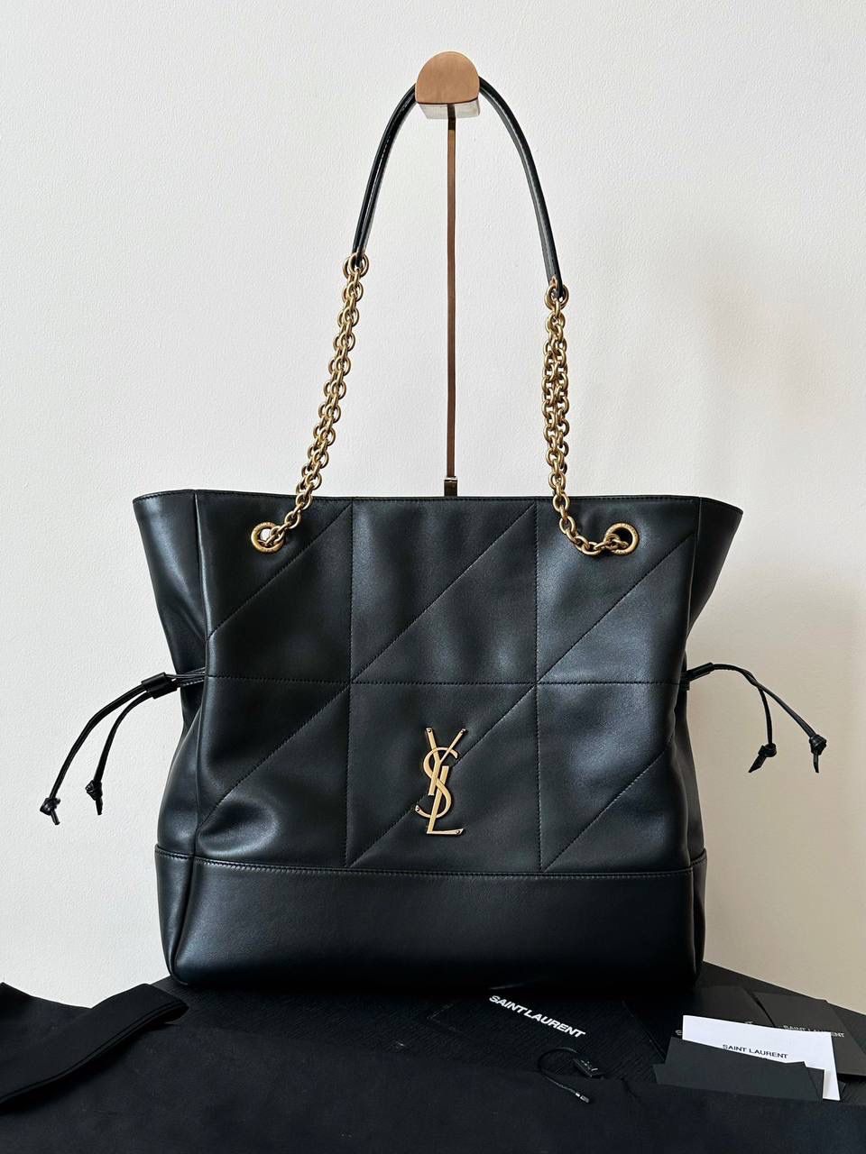 🖤大号爆款🔥再次回货❗️ ys1 Jamie 4.3 large pochon福袋腋下包 设计师真的太懂消费者需要什么了吧 很多托特包的设计都没法让颜值和实用性两者都兼得 但是！这只tote做到了！ 它包身轻，容量大，而且还很优雅！ 是有设计在线，且贵气满满的实用型tote 我觉得比22bag好看耶 这是可以说的吗😝 还是一只可以让你实现优雅带娃的妈咪包～ 34×27×3cm809824m