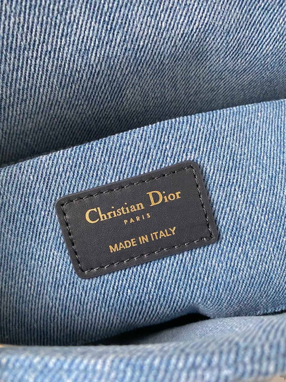 蓝色强势回归 𝗗𝗶𝗼𝗿 𝗗-𝗝𝗼𝘆 𝗯𝗮𝗴丹宁牛仔🩵🩵 这系列今年晋升为新的得力干将啊 火爆程度不亚于任何一只经典款 在之前的钻石元素加持下又推出牛仔系列 尤其同色系树脂logo吊坠，直接把火添到了巅峰 又掀起一阵牛仔狂潮，人间绝品仅此这只！😎 中号/小号都🈶✨