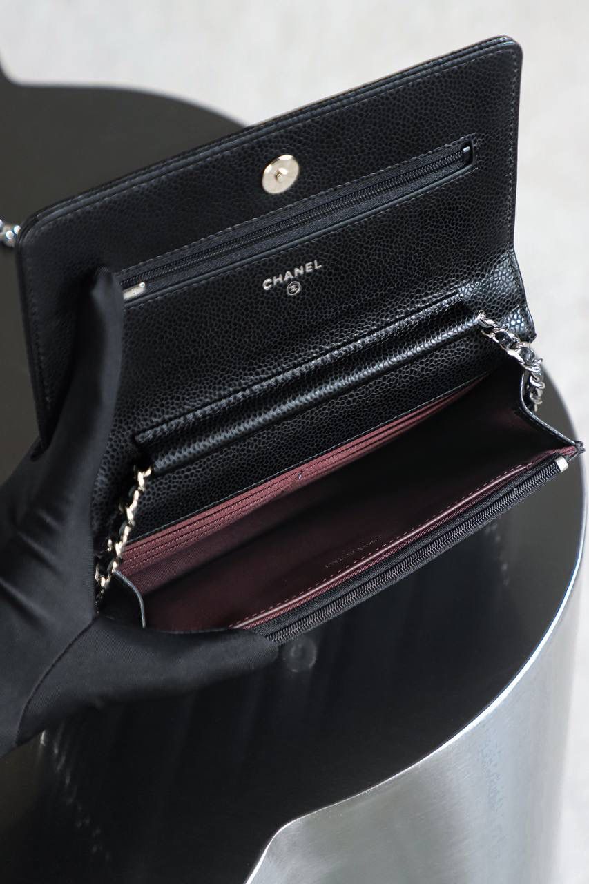 Wallet on Chain發財包鑒定版👜 一包一碼 支持全球鑒定查驗身份證原廠專G Haas皮料過關清單資料可査詢 經典系列WOC，從命名就能直觀感受到這款包包的獨特設計理念，它將傳統錢包與鏈條肩帶進行了巧妙融合！ 它大小精緻，恰好能容納一張百元人民幣，囙此被賦予了“發財包”這一吉祥又討喜的昵稱。 小巧身形，卻蘊含著大大的能量。 五金：全鋼銀扣 皮料：Hass小牛皮大球紋 尺寸：12*19.3*3.5cm