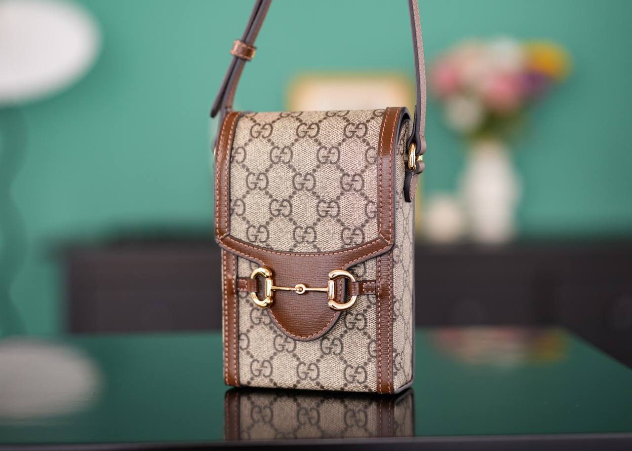 🥯GG Horsebit 1955系列迷你手袋 手机包 焦糖棕 （ 原厂皮全铜五金） 能将经典细节与现代精神巧妙融合的包包， 一定是这一款1955手机包 复古与现代的碰撞 “砰”的一声在时尚界炸出一个大火花 瞬间火爆全网 容纳量非常的高，日常出门的必备神器！ 白菜价格，眯眼入~ 百搭不挑人，男女共用也可当情侣包~巨赞！ 官方款号625615 尺寸：17x11.5x4cm