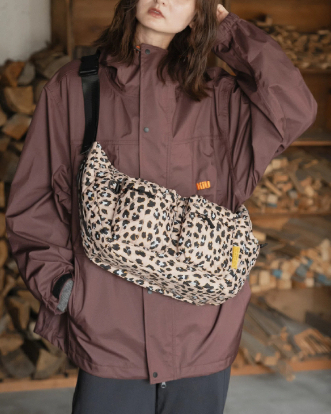 日本代購【 2026新商品 日本直送 KIU 方形夾棉雙口袋 斜孭袋 Square Padded Double Pocket Shoulder Bag 】