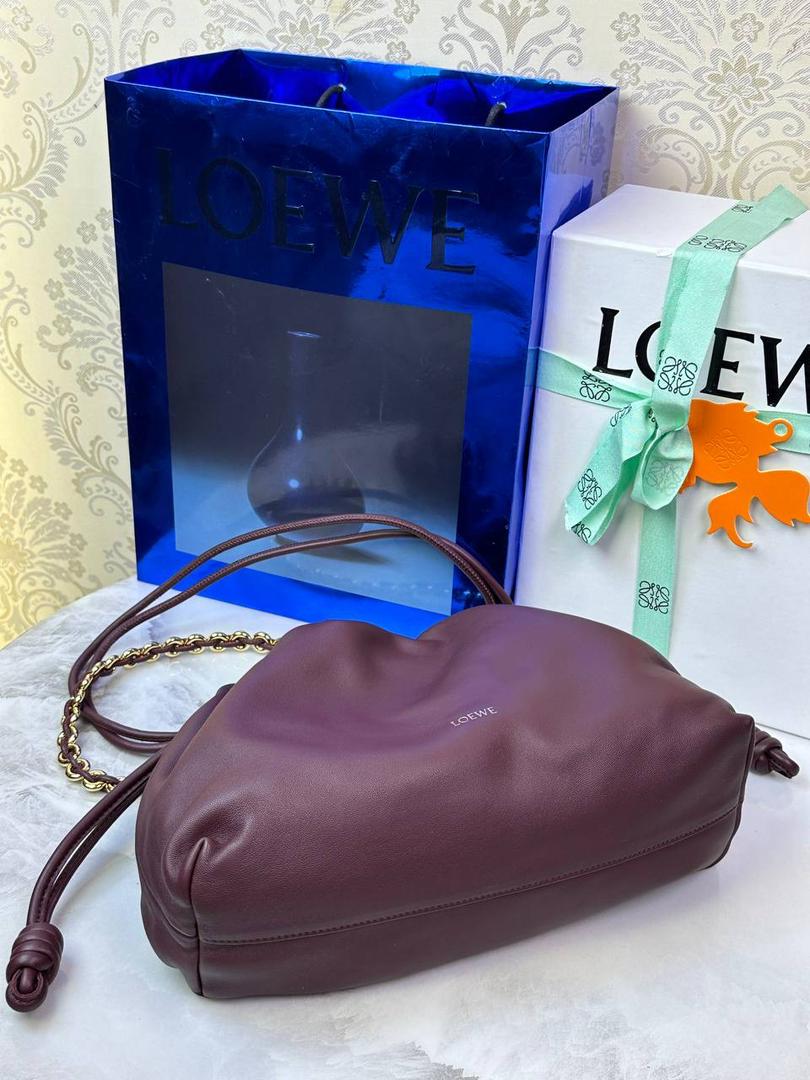 🎈中号链条款𝙁𝙡𝙖𝙢𝙚𝙣𝙘𝙤 𝙋𝙪𝙧𝙨𝙚羊皮 ——【酒红色】 尺寸：𝟯𝟬-𝟭𝟬.𝟓-𝟮𝟬𝐜𝐦 编码：012403 👉🏻延续福袋收缩绳褶皱设计，羊皮包身手感细腻柔软❤️ 👉🏻链条肩带➕皮肩带的双肩带设计，时尚百搭，给足了集美们多样化的选择。肩带可拆卸可调节，磁扣开合，正面烫金𝙇𝙤𝙜𝙤，呈现出高贵典雅的视觉感😍 👉🏻独家背景➕独家品质➕独家全套砖柜礼盒套装，市场高端品质皆在我手✌🏻