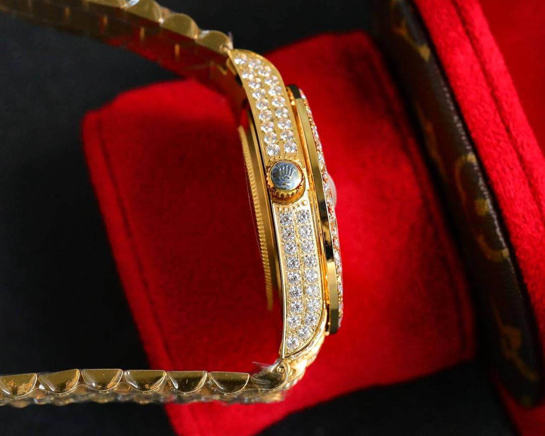 💍劳力士ROLEX 奢华极致满天星版本腕表904精钢打造，密镶顶级施华洛世奇美钻，奢华品质的诠释，璀璨夺目，魅力绽放。表壳表链全镶满美钻，金光闪闪，机芯可选择2824机和国产，腕表尺寸42mm！💍​​​