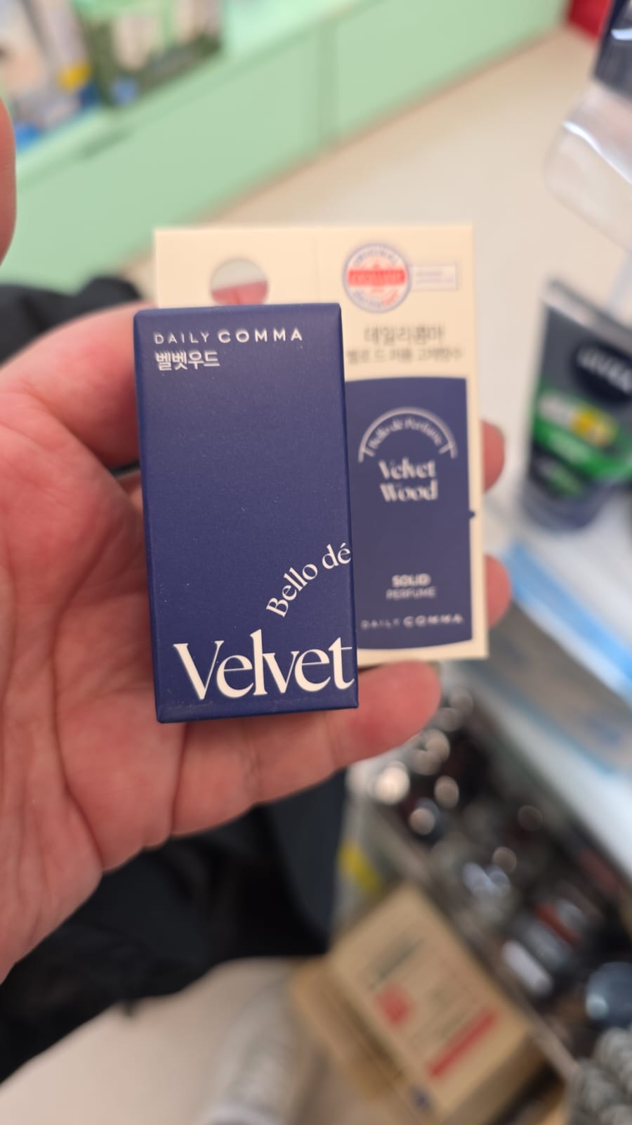 Daily Comma 的Bello de Parfum Velvet Wood 固體香水香型為溫暖的木質麝香調