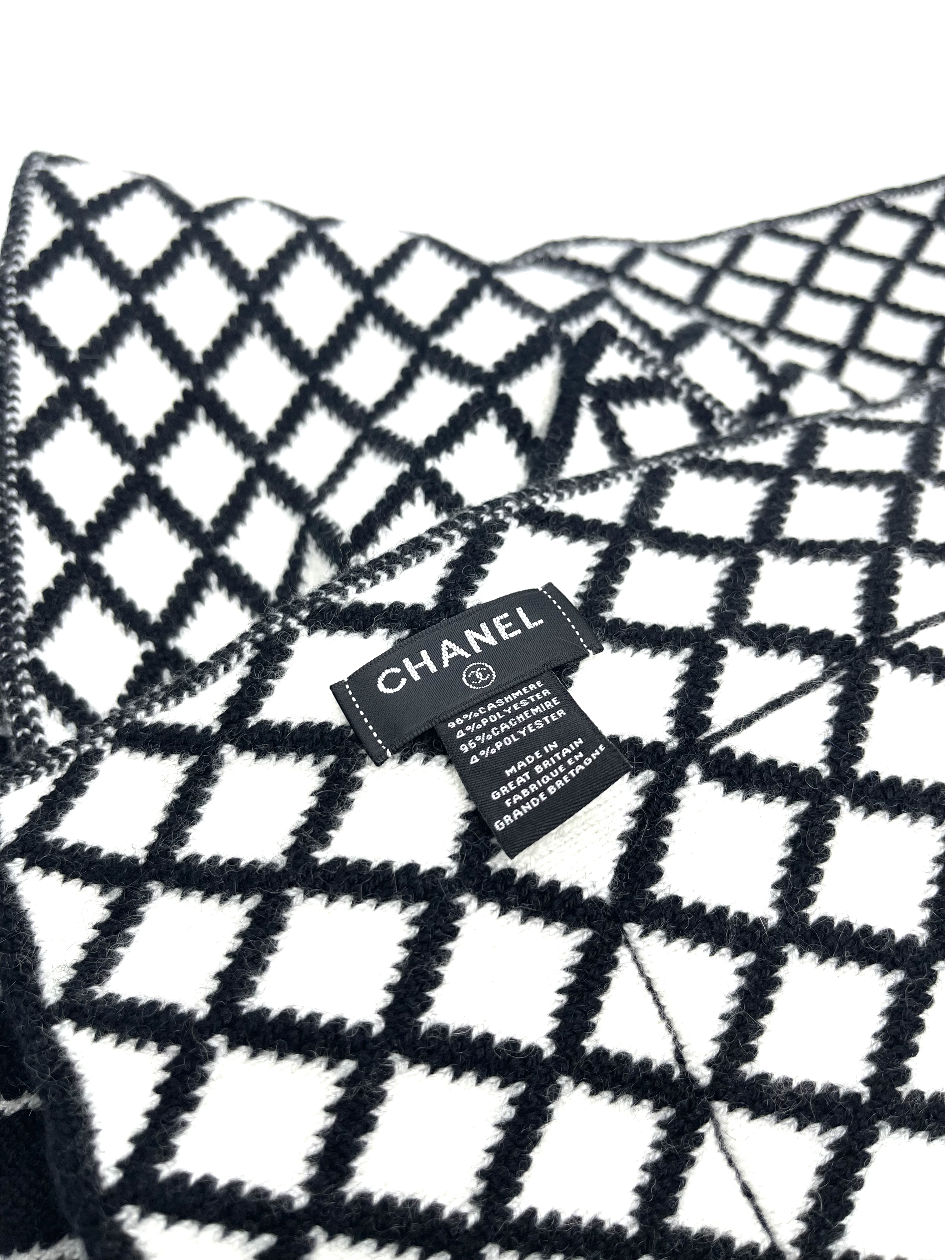 Pre-Owned Chanel Black Cashmere Scarf With CC Logo / Product Code: 26040701