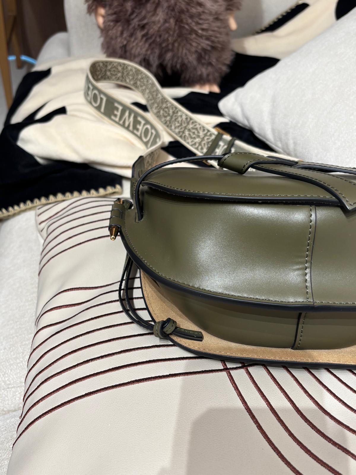 Loewe gate small calfskin ,100%Authentic ,98%new ✅dust bag✅booklet  📣專門店原價HKD22,450📣  尺寸W25 x 19 x11.5cm 