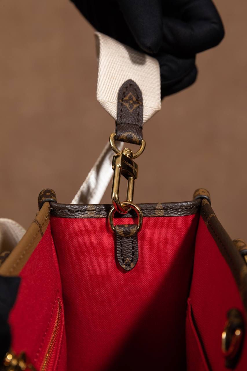 LV Onthego🎀 Toron 手柄搭配有品牌字样的提花肩带，风格对比很特别～ 还贴心附上 可拆卸零钱包，放零钱或小东西刚刚好，设计真的很加分👍 ▪️尺寸 25 × 19 × 11.5cm▪️ 大小刚好，不会太大也不会太小，日常出门超适合。 好看又实用，真的要说一句：设计师很懂女生啦～ 😆 这是 2023 早春系列，独家品质，这一季真的一定要选它！ 小号手袋把 Monogram + Monogram Reverse 拼在一起，再加上 Monogram Giant 图案，整体超有时尚感，怎么看都高级✨