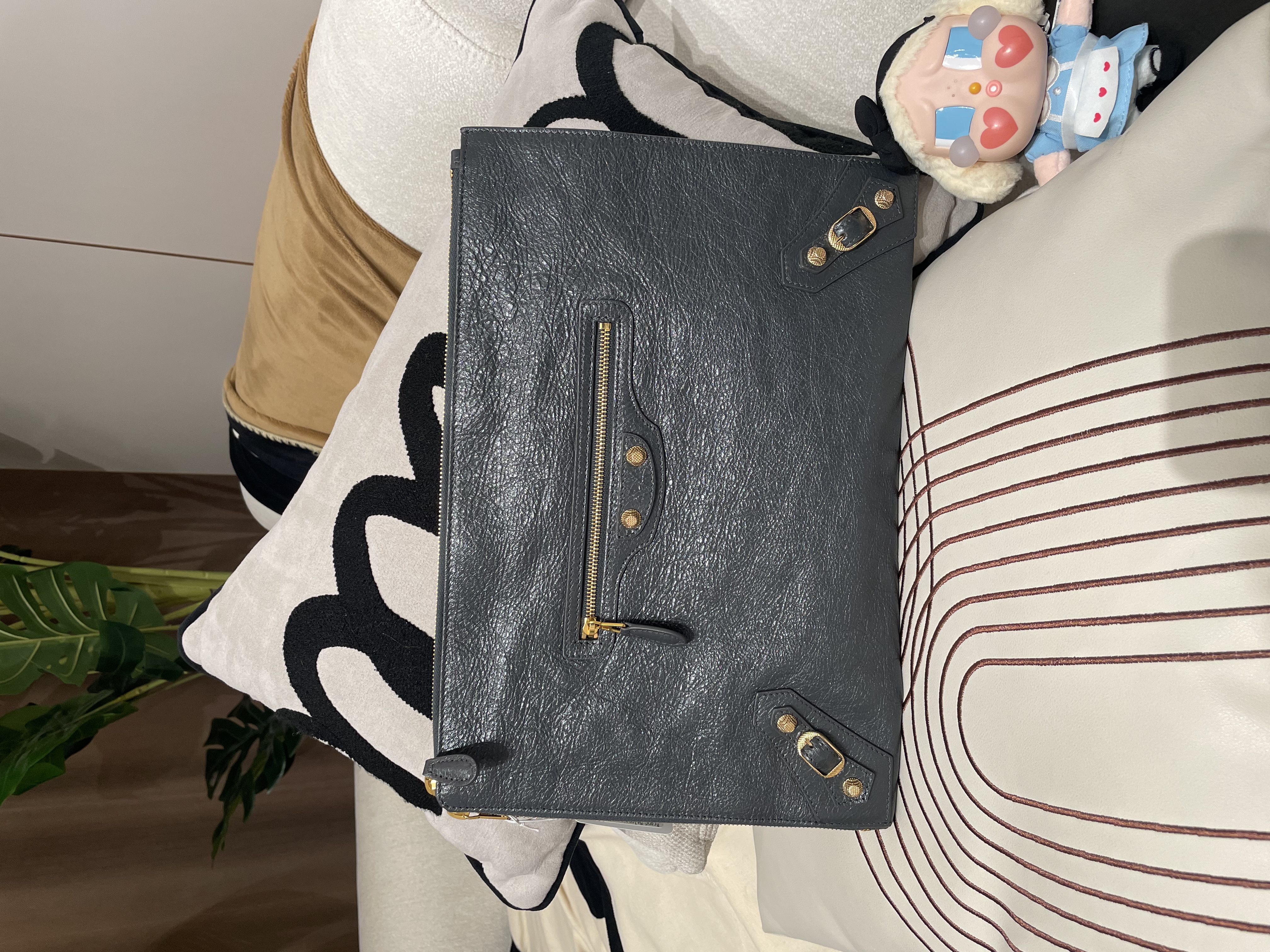 Balenciaga clutch bag  100%Authentic, unused ✅tap booklet✅dust bag