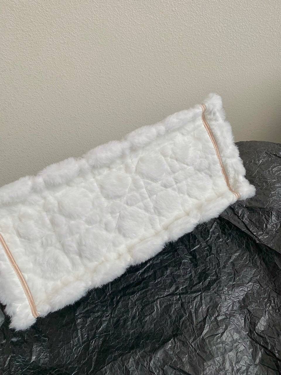 🈶白杏中号 𝗖𝗗 𝗕𝗼𝗼𝗸 𝗧𝗼𝘁𝗲 毛茸茸 最新冬季款简直不要太可爱呀🥹❤️❤️ 皮毛一体的切割工艺，真的绝美 软乎乎的手感，暖暖的绒毛太治愈了 自带温柔属性的贵气氛围感，还很显嫩 磕到我心巴上了，忍不住心动一万次 秋冬战包的第一只，必是它！冲鸭🤟🏻😎 36×27×16cm