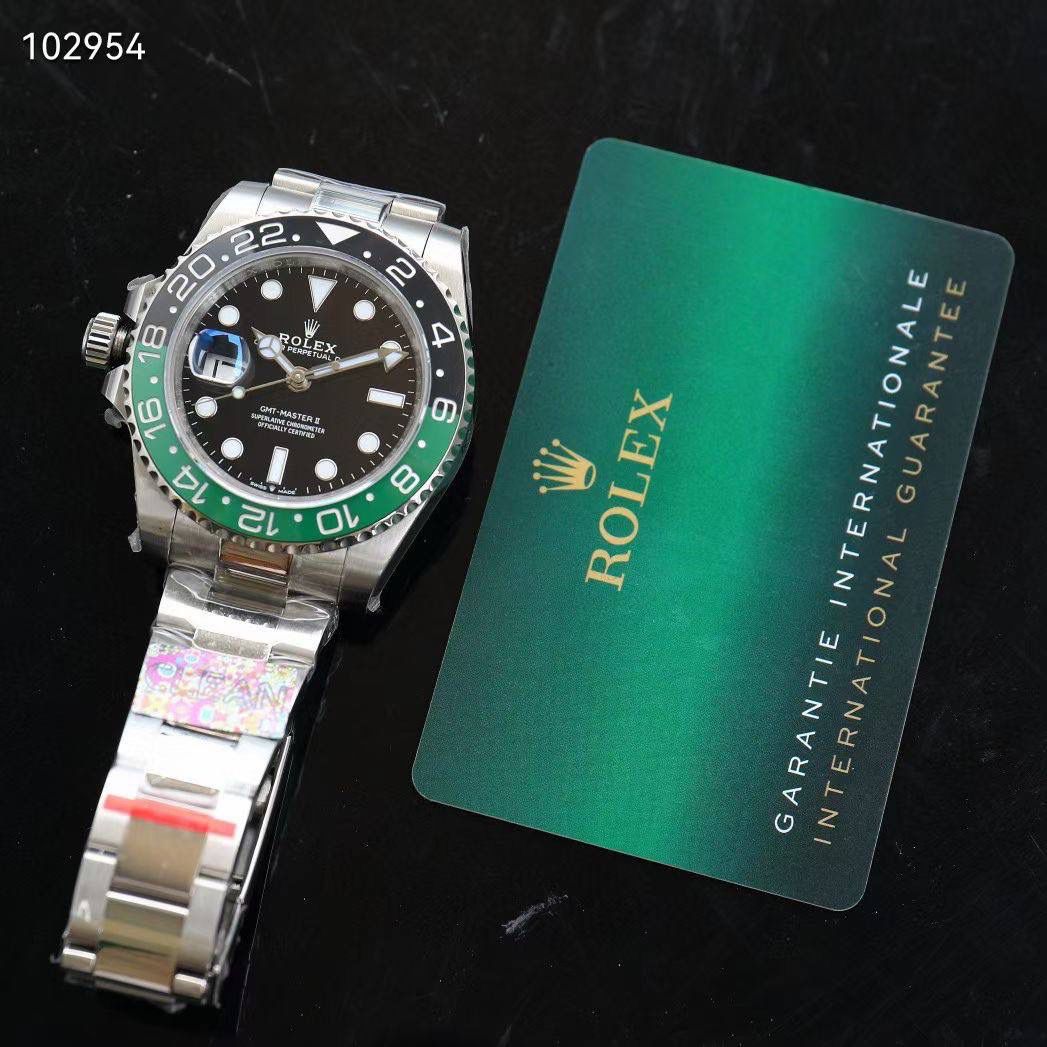 【官网最新 同步更新】 【新品上架 势不可挡】左撇子 “新里程”突破疆界与时具进2022年格林尼治型GMT Ｖ4 升级版黑绿陶瓷圈电镀白金 +上精致字面表盘电镀白金还原原装品质 显得更加靓丽 震撼上市 钢材采用正宗的进口904L原材料锻造打磨等工序而成，坚持不以普通钢材鱼目混珠的承诺，同步原装搭载3186/2836机-全自动机械机芯，走时精准稳定，专业测试检查，零返修！体现在于如下：1：和原版一样的GMT双时区表针在底部时针上面的第二层，🎮 由下到上的顺序为：时针-双时区针-分钟-秒钟。2：和原版同样通过调试时针快跳调整日历的功能。 3:直径：40mm专用防刮花蓝宝石镜面，“表盘夜光丁采用白金电镀，”更加靓丽高质感，超强夜光效果显示，几乎原装一致，真正王炸 突破技术壁垒 同步原装把头皇冠垂直向上，防水性能超好！🎮