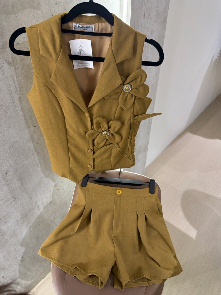 花卉裝飾西装上衣和短褲套裝