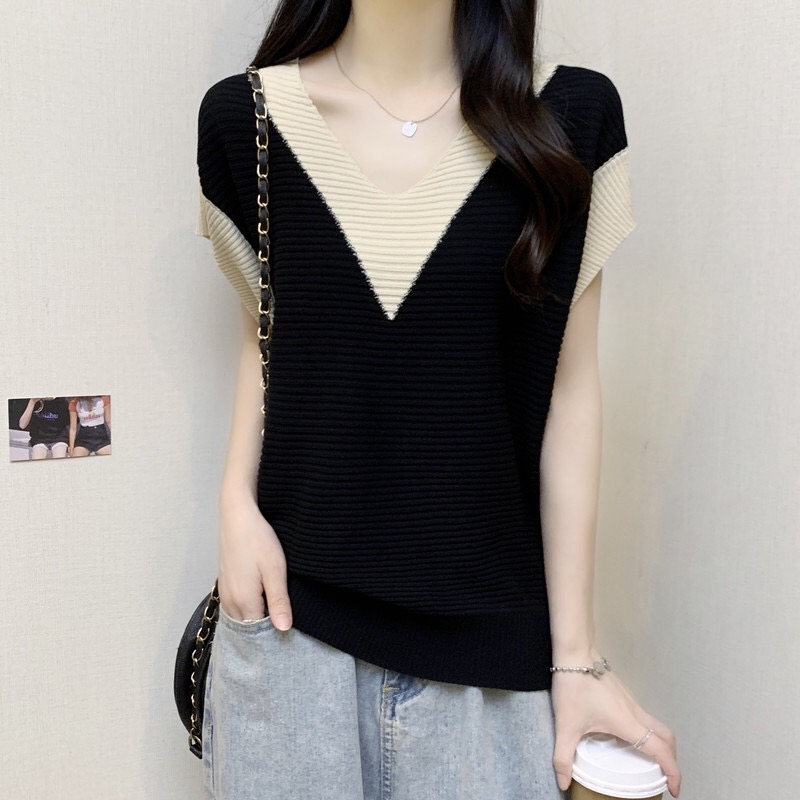 B102(1001) 韩版减龄拼大V撞色边领与袖黑针织上衣
