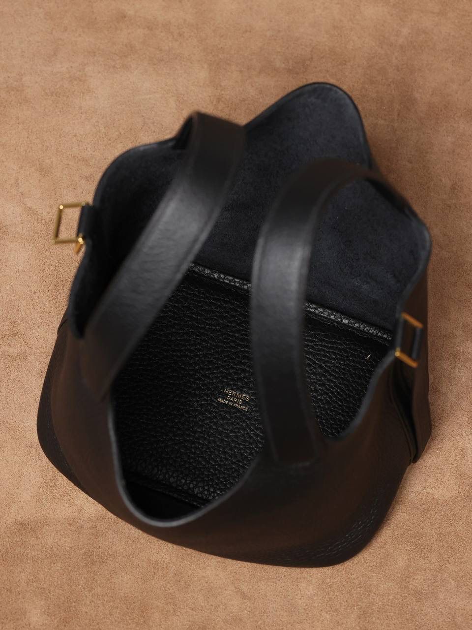 H菜篮子🧺✨ 黑色18cm金扣 独家渠道货！独家背景！高清实拍图！ 每个细节可放大看，全网天花板级别的菜篮子，独一无二的过验产品，每个细节都是对版的！ 纯手工制作、细工慢活、工匠精神雕刻的艺术精品！零售后，包满意！ 尺寸：18 X 19 X 13.5cm