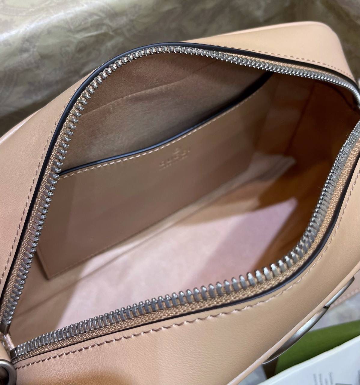 ✈️✈️✈️ 🔥𝐌𝐚𝐫𝐦𝐨𝐧𝐭菱格原厂皮# ▫️型号447632 ▫️尺寸 24*14*8cm 全新经典款相机包 ，整个包身下血本都用了原厂牛皮❗️最基础的包型.立体棱格绣花在灯光下让整个包活跃了起来，肩带可调节上身太好驾驭 不挑身高，也是全球打人必备的百搭单品！778590