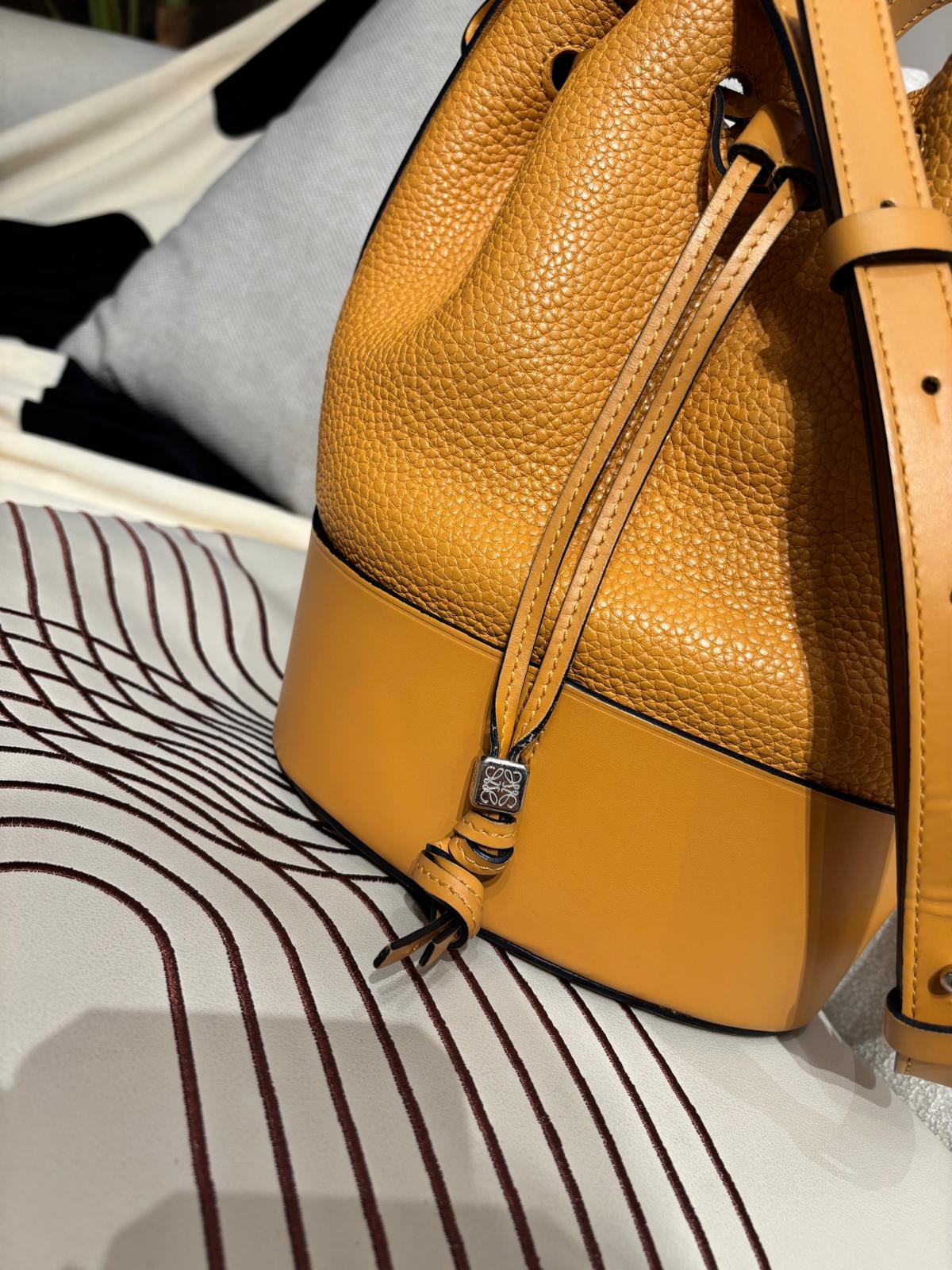 Loewe balloon bag Calfskin 100%Authentic ,95%new✅dust bag 