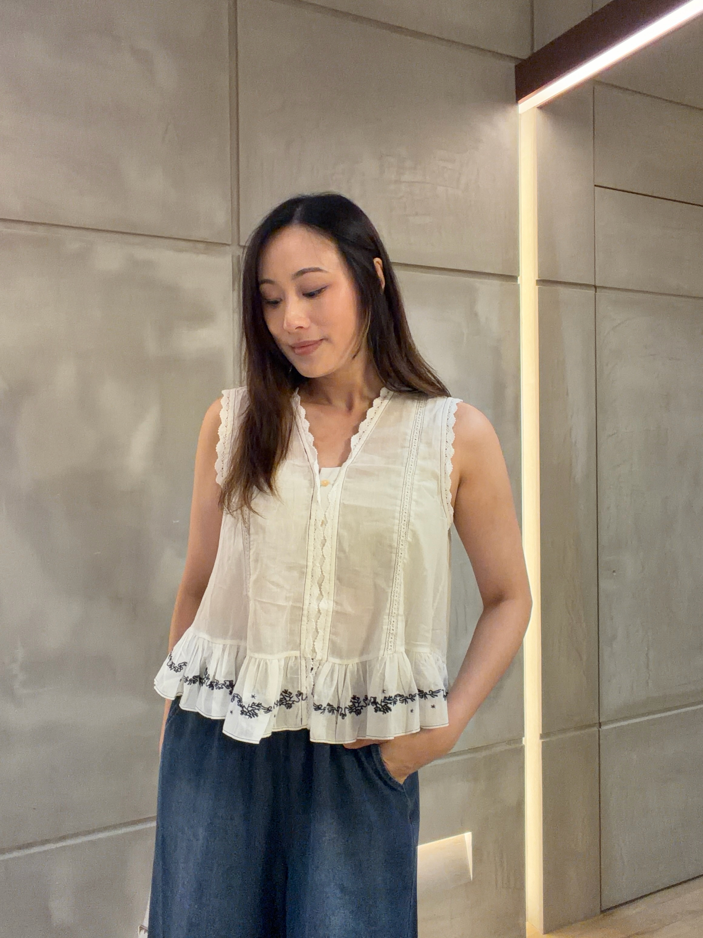 Ruffles 通花邊top