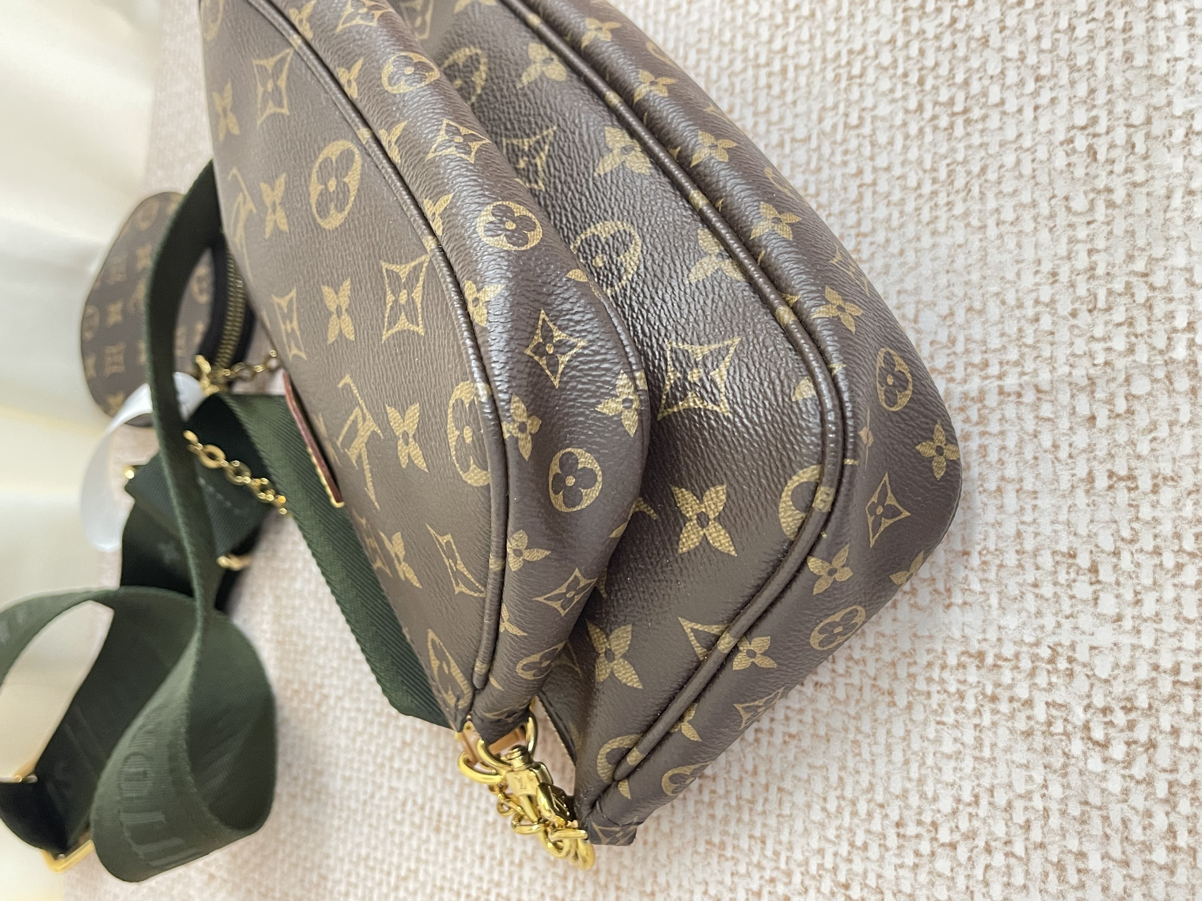 Pre-owned Louis Vuitton 5 in 1/ Product Code: 26041903