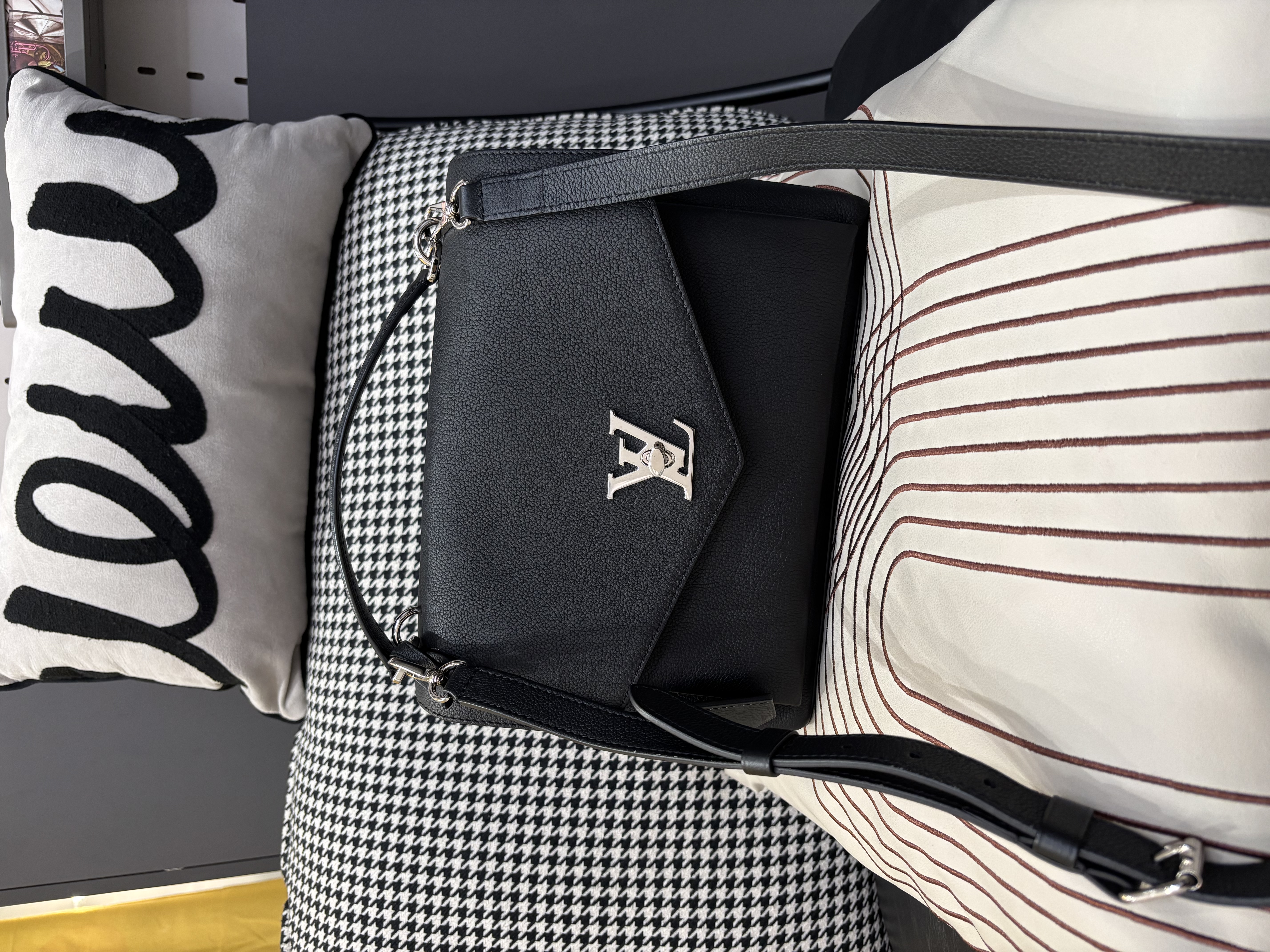Lv MYLOCKME 2way bag M54849 黑色小牛皮 ,100%Authentic,98%new  ✅Dust bag✅肩帶