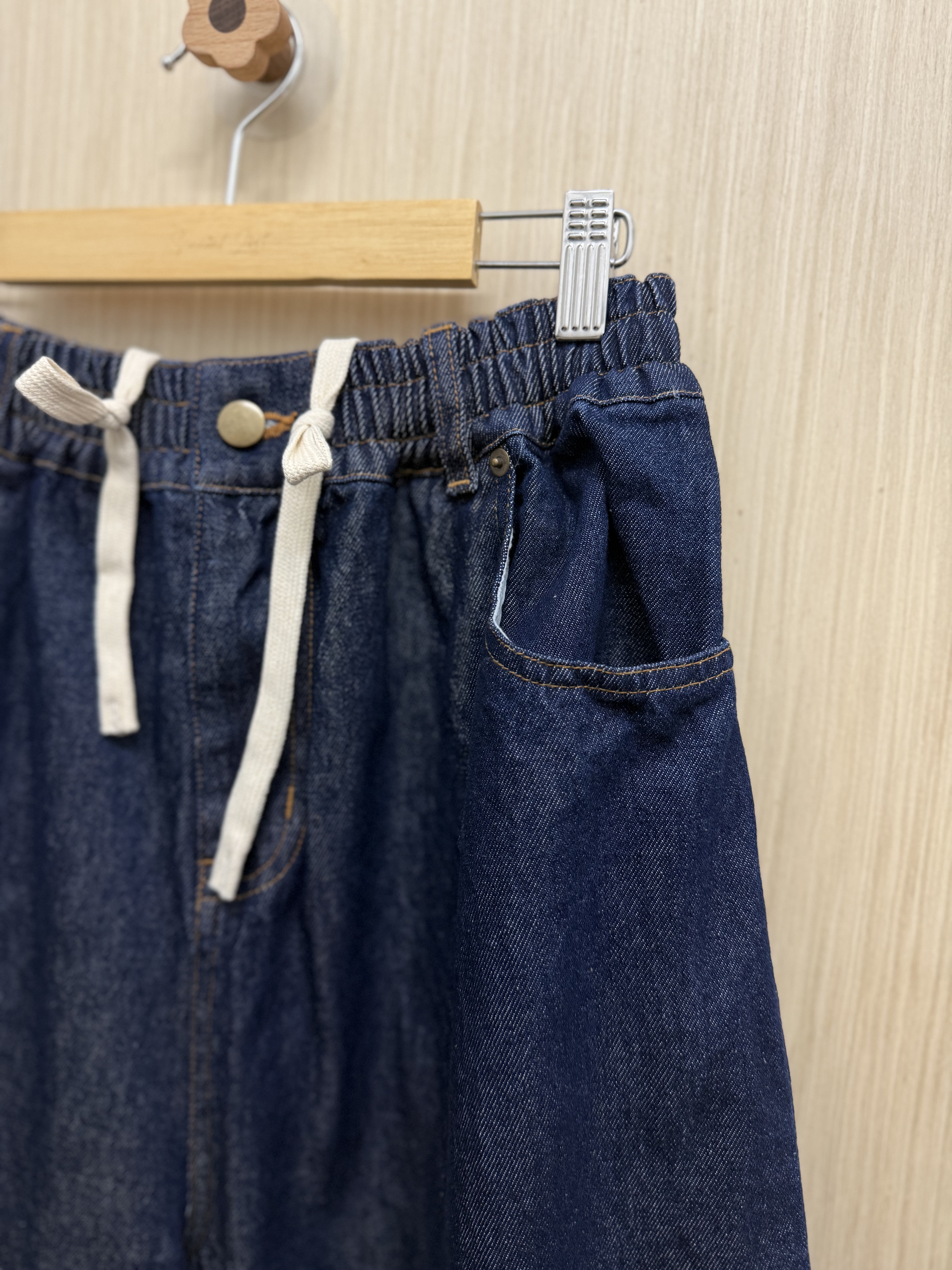 明線直筒牛仔褲（牛仔藍）