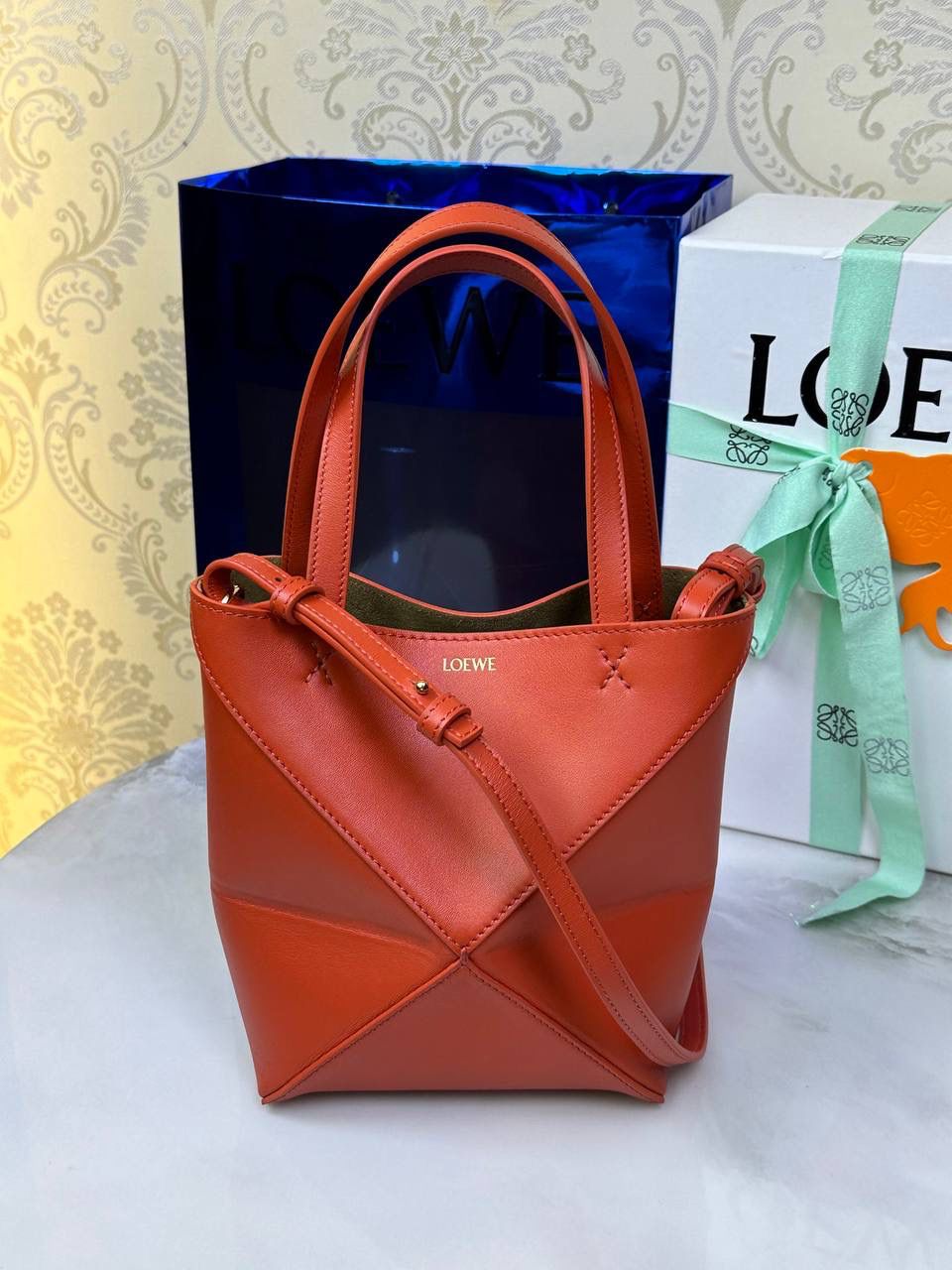 *𝐏𝐮𝐳𝐳𝐥𝐞 𝐅𝐨𝐥𝐝折叠手袋👜* ——全新【𝗡𝗘𝗪】升级‼️ 延续经典𝙋𝙪𝙯𝙯𝙡𝙚的标志性几何裁剪设计，新晋顶流🅰️𝙋𝙪𝙯𝙯𝙡𝙚 𝙁𝙤𝙡𝙚 𝙏𝙤𝙩𝙚以折纸包为灵感，升级成🉑完全折叠‼️的结构，立体与平面任意切换，出差旅行🧳必备单品。小牛皮材质轻且柔软，𝐌𝐢𝐧𝐢尺寸搭配一条可拆卸式肩带，手提，肩背，斜挎多样化背法✨ 尺寸：𝟏𝟔.𝟓-𝟗.𝟓-𝟐𝟎cm 款号：052322