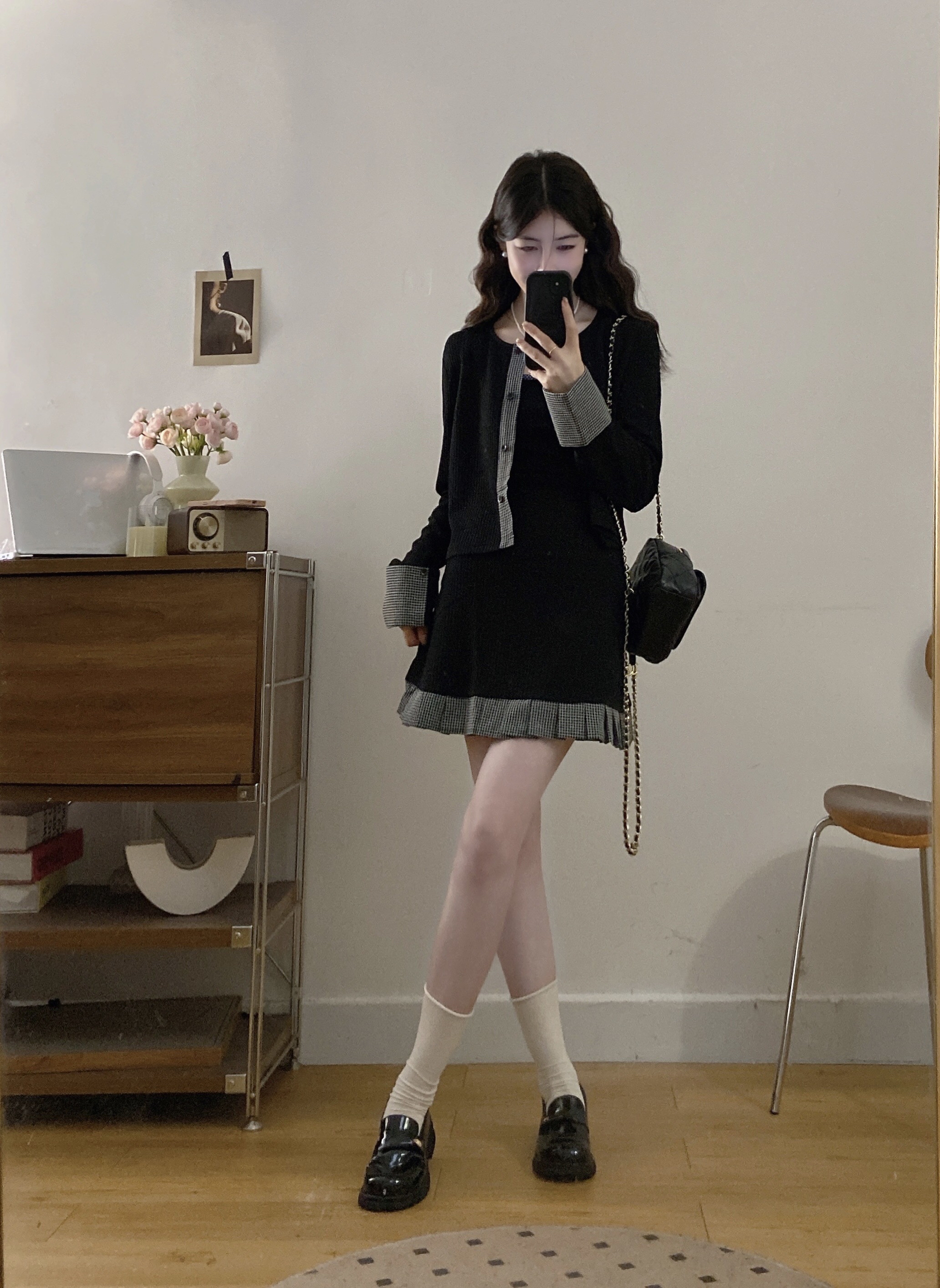 B47(3068短) 短款韩系气质拼边格纹下摆小百褶边吊带裙与开衫黑套装 