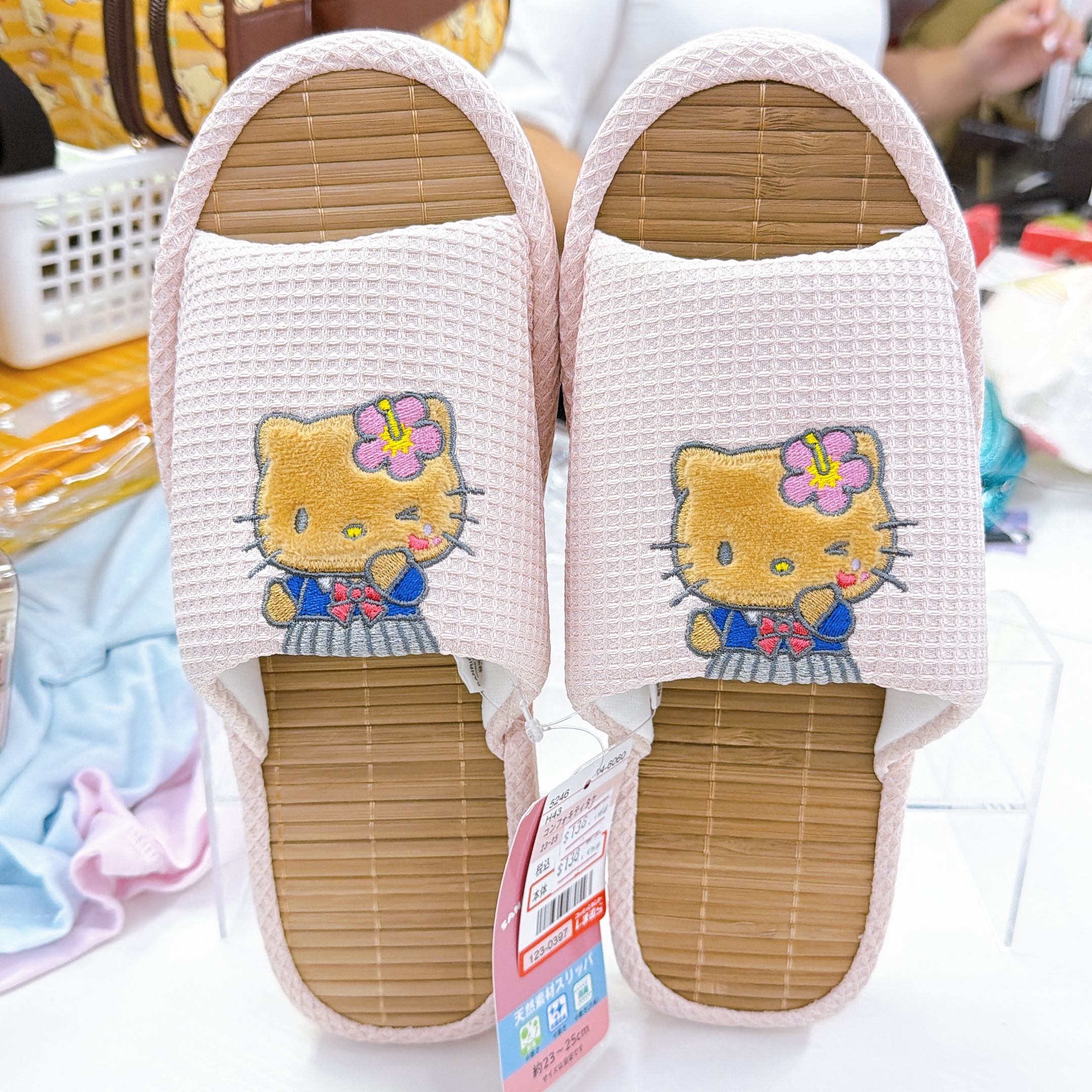 日本直送sanrio 黑皮系列 Kitty 23至25cm竹蓆拖鞋