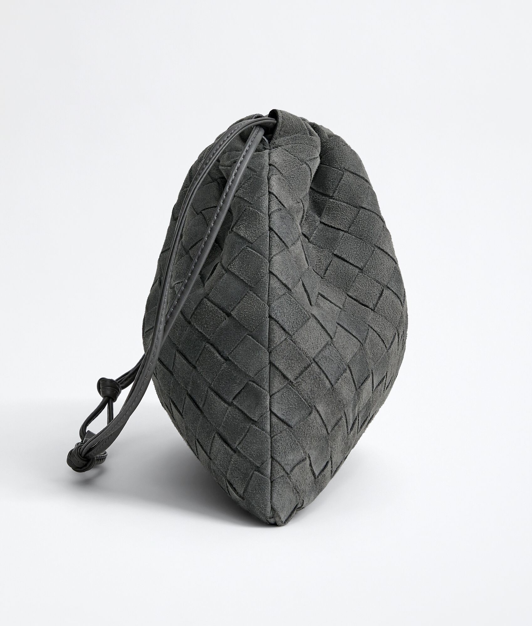 指定款式限時優惠❣️新色🩶Obsidian gray 曜石灰 自帶高級感!!  訂貨🍒BV suede Medium Dustbag  超適合秋冬的麂皮✨ Size 32x23cm
